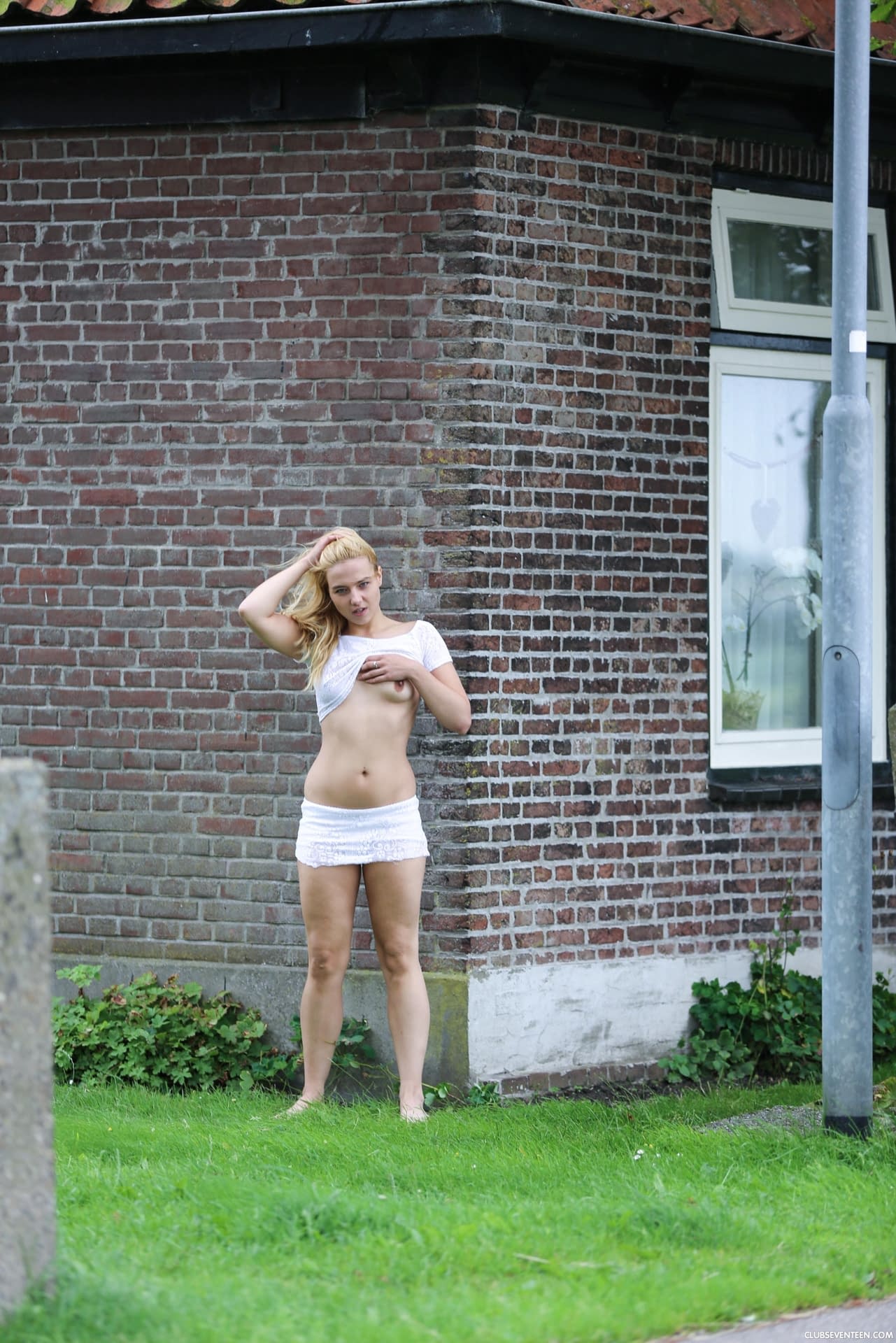 Die Freche Blonde Ivy Zeigt Ihre Kleinen Brüste In Einer Outdoor-Zusammenstellung