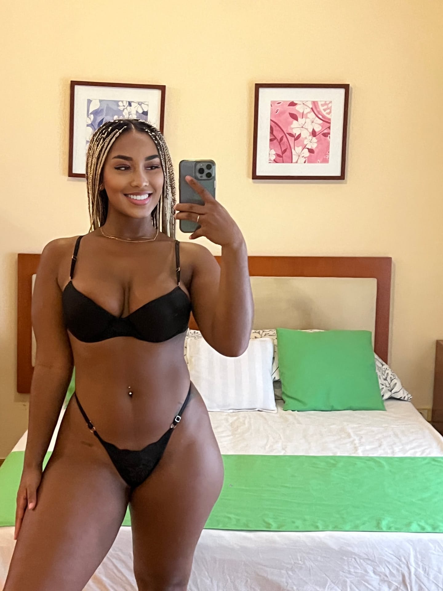 Amateur-Models Mit Dunkler Hautfarbe In Bikini-Höschen Und Verschiedenen Frisuren