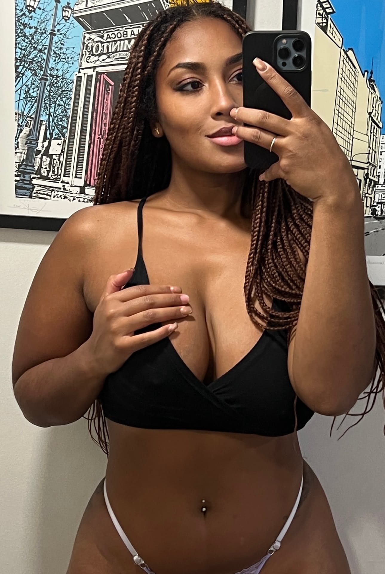 Amateur-Models Mit Dunkler Hautfarbe In Bikini-Höschen Und Verschiedenen Frisuren