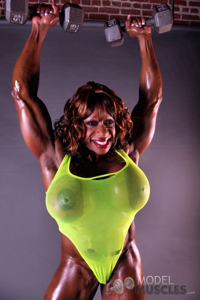 Die Dunkelhäutige Bodybuilderin Yvette Bova Entblößt Beim Training Ihre Riesigen Silikonbrüste