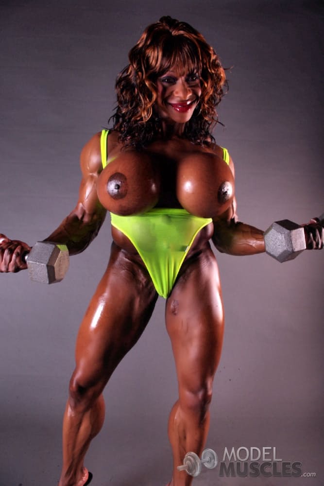 Die Dunkelhäutige Bodybuilderin Yvette Bova Entblößt Beim Training Ihre Riesigen Silikonbrüste