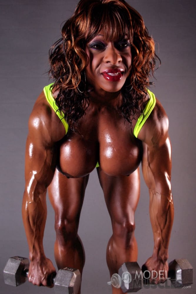 Die Dunkelhäutige Bodybuilderin Yvette Bova Entblößt Beim Training Ihre Riesigen Silikonbrüste