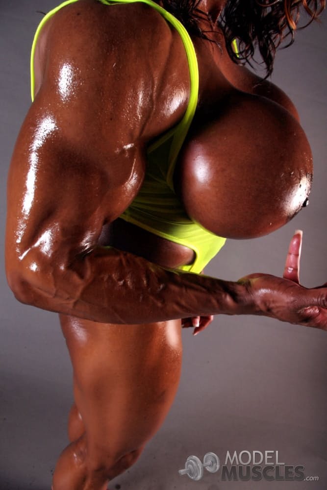 Die Dunkelhäutige Bodybuilderin Yvette Bova Entblößt Beim Training Ihre Riesigen Silikonbrüste