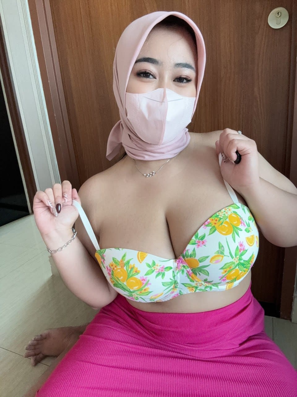 Ein Mädchen Allein, Gebräunt Und Mit Einer Gesichtsmaske, Befreit Ihre Großen Brüste Aus Dem Bh