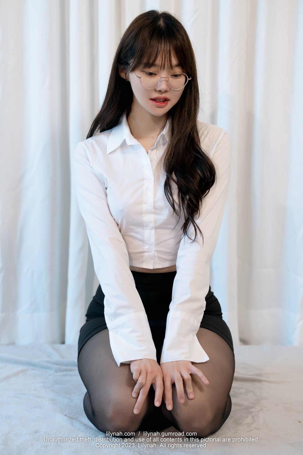 Ein Devotes Südkoreanisches Model Zieht Sich Während Einer Bdsm-Performance Komplett Aus