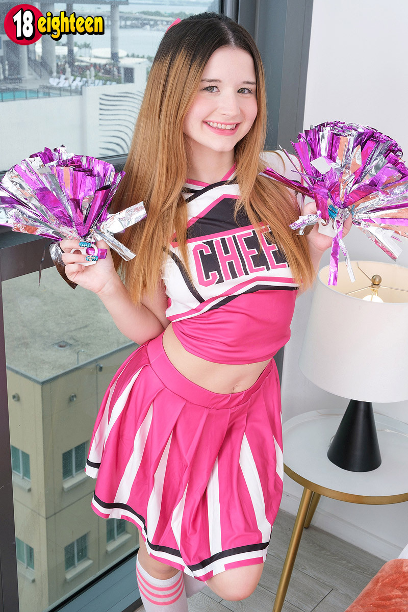 Junge Rothaarige Zieht Ihr Cheerleader-Outfit Aus Und Posiert Nackt In Socken