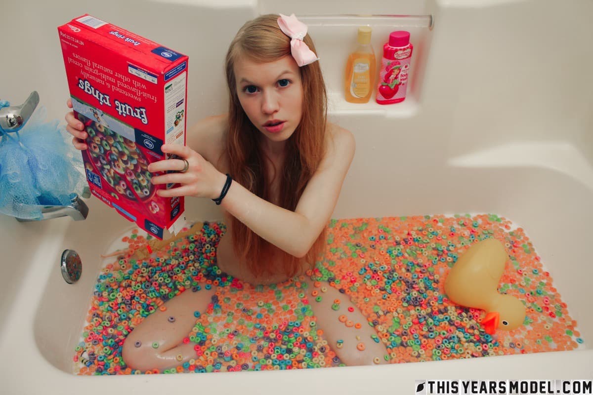 Das Jugendlich Aussehende Mädchen Dolly Little Schüttet Eine Packung Müsli In Ihr Badewasser.