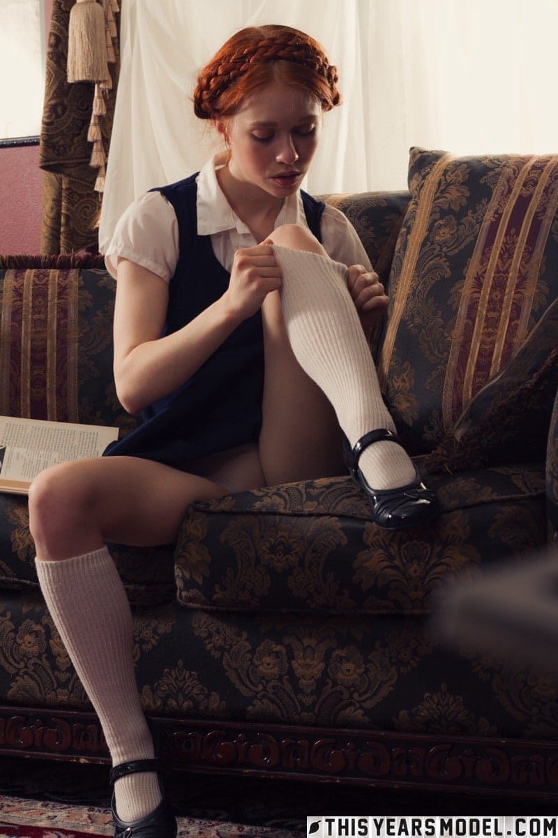 Die Jugendlich Aussehende Rothaarige Dolly Little Zieht Sich In Weißen Socken Und Mary-Jane-Schuhen Aus