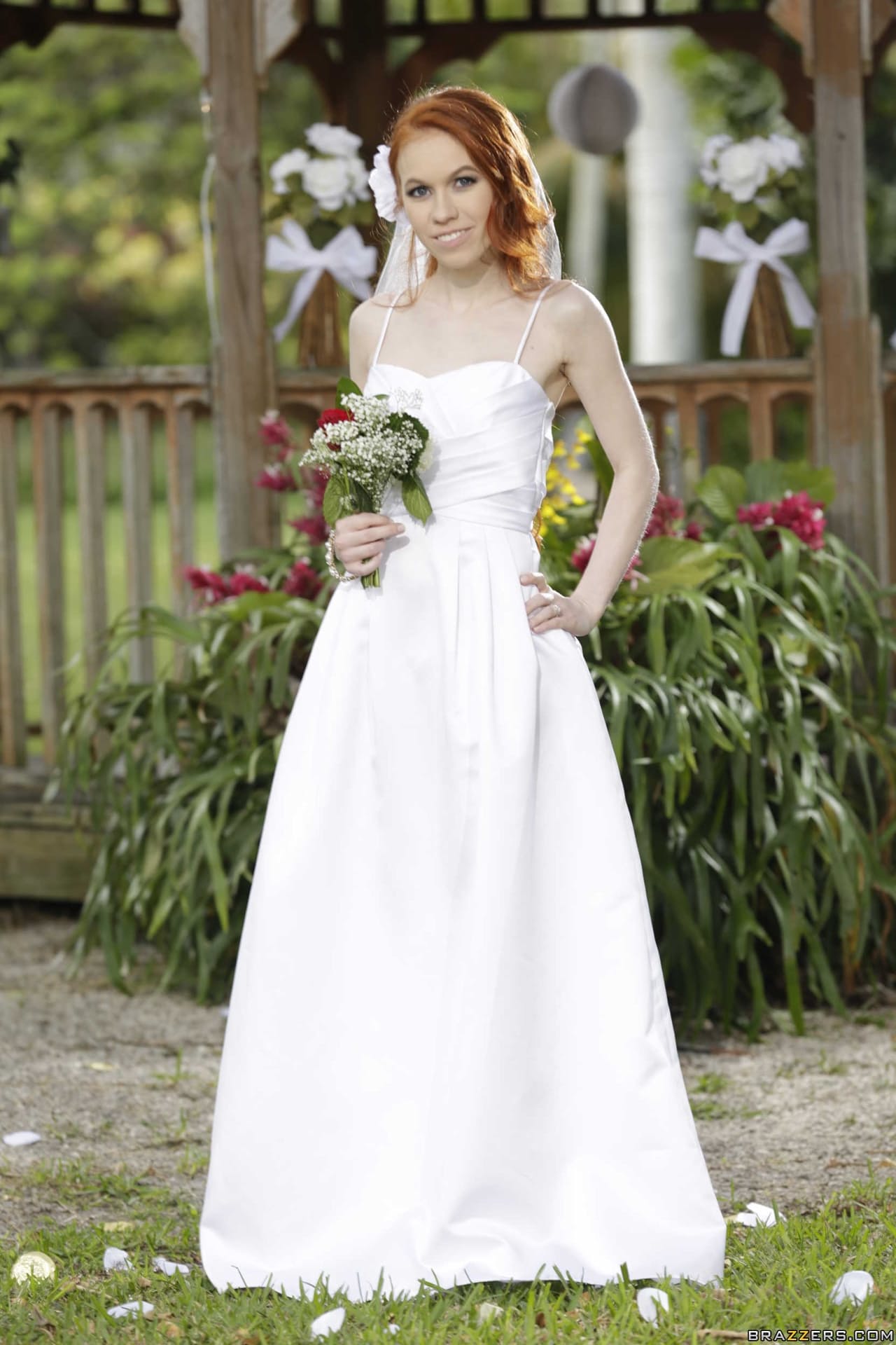 Die Sexy Braut Dolly Little Zieht Ihr Heißes Hochzeitskleid Im Freien Aus