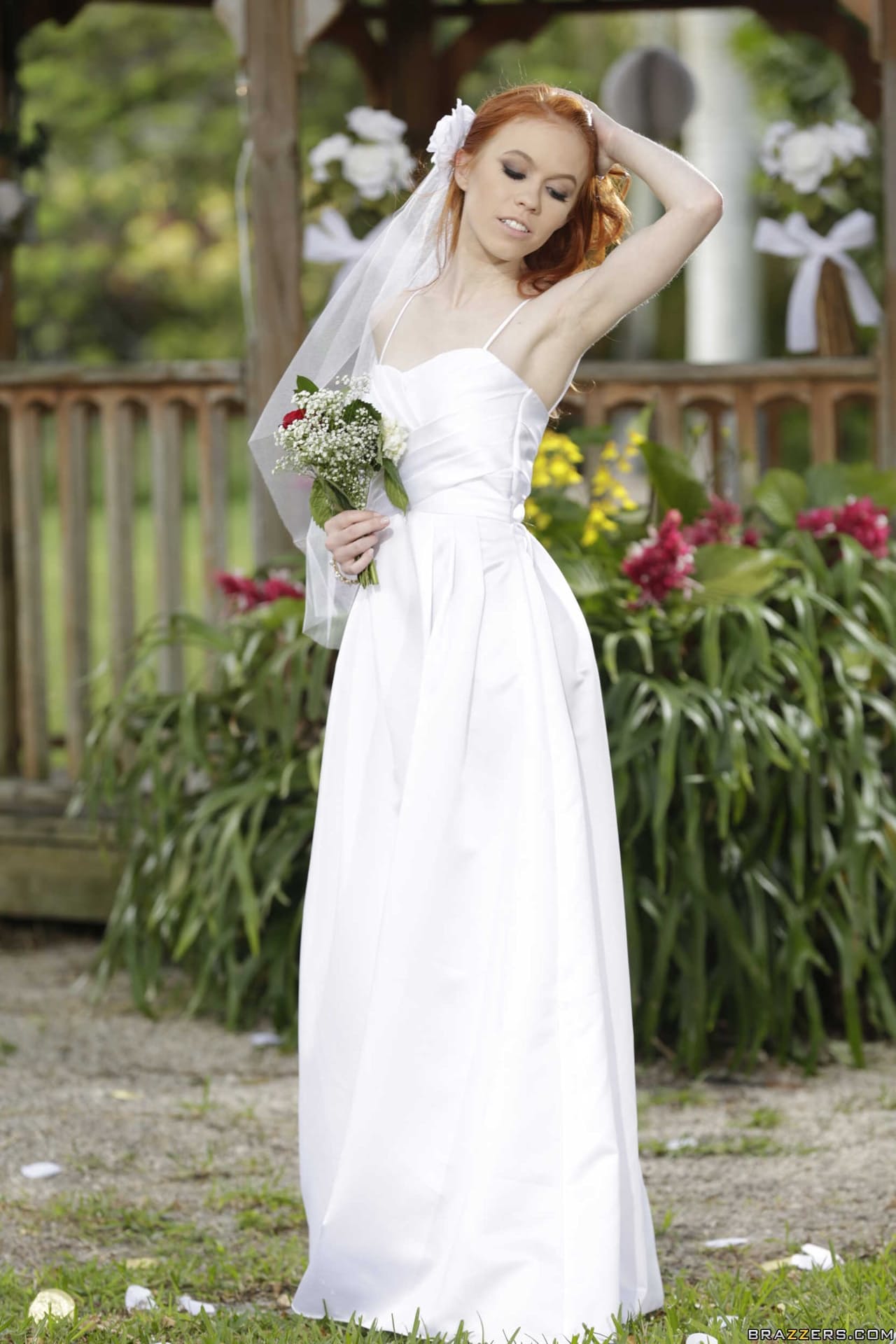 Die Sexy Braut Dolly Little Zieht Ihr Heißes Hochzeitskleid Im Freien Aus