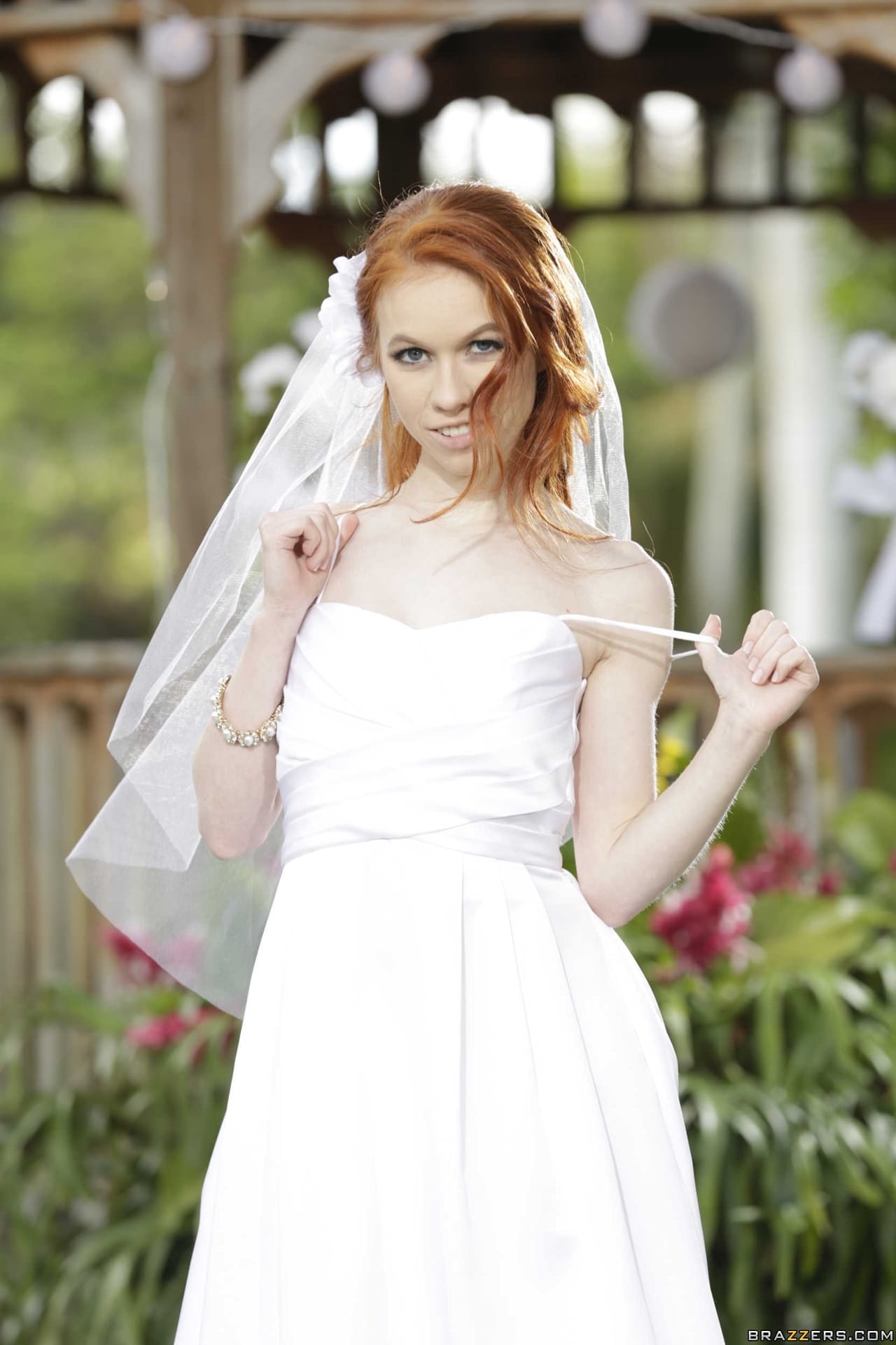 Die Sexy Braut Dolly Little Zieht Ihr Heißes Hochzeitskleid Im Freien Aus