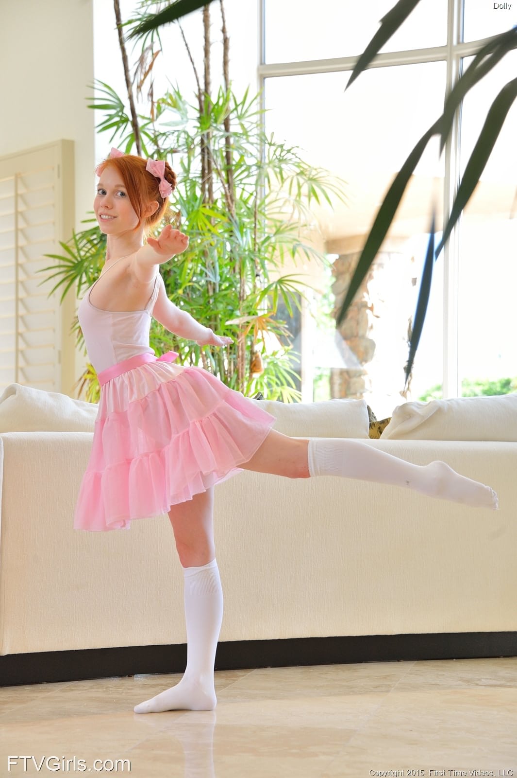 Die Schlanke, Rothaarige Ballerina Dolly Dehnt Ihre Muschi Mit Einem Sexspielzeug Aus Glas