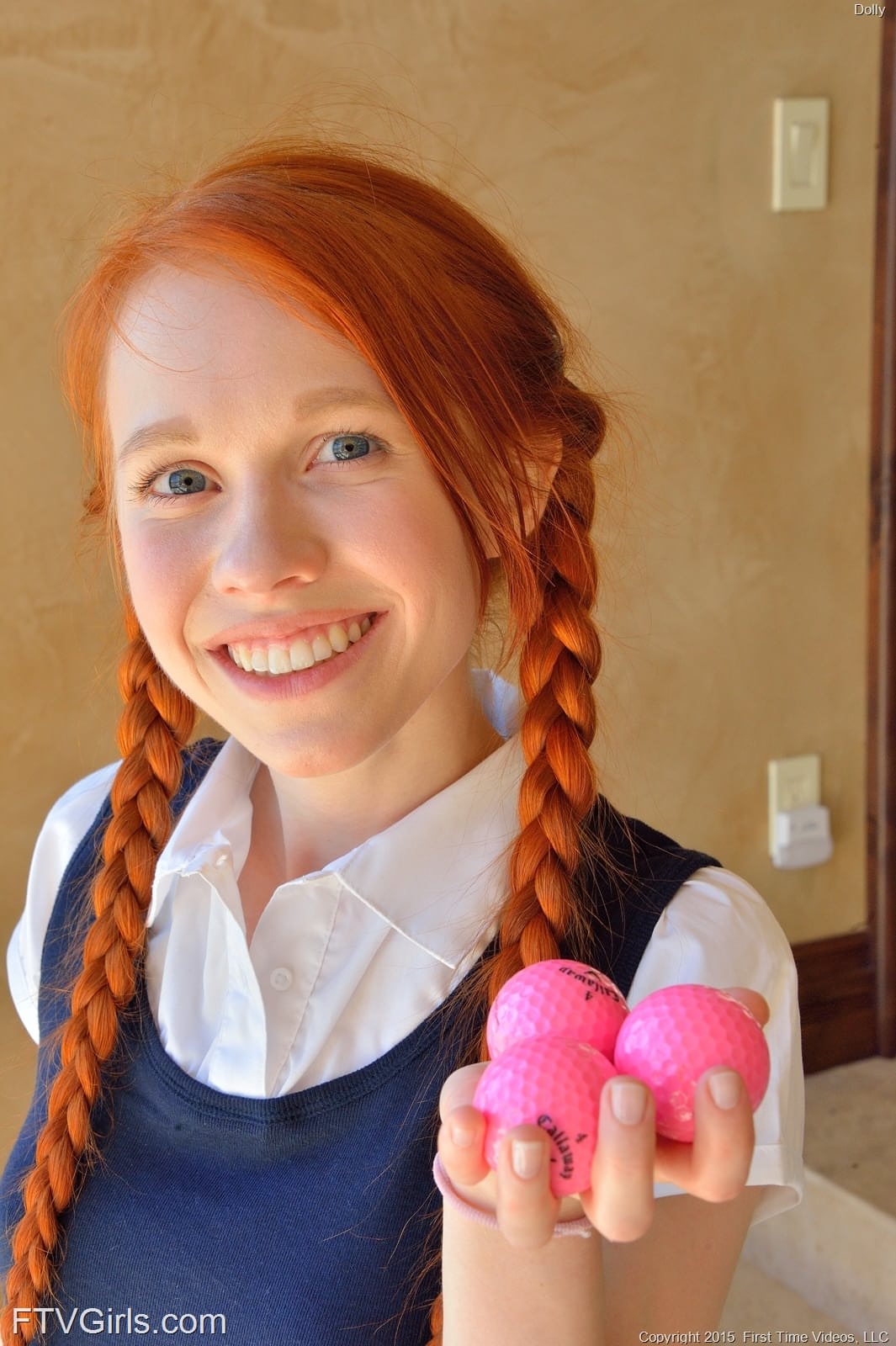 Die Rothaarige Schülerin Dolly Führt Sich Einen Riesigen Dildo Und Ben-Wa-Kugeln In Ihre Muschi Ein