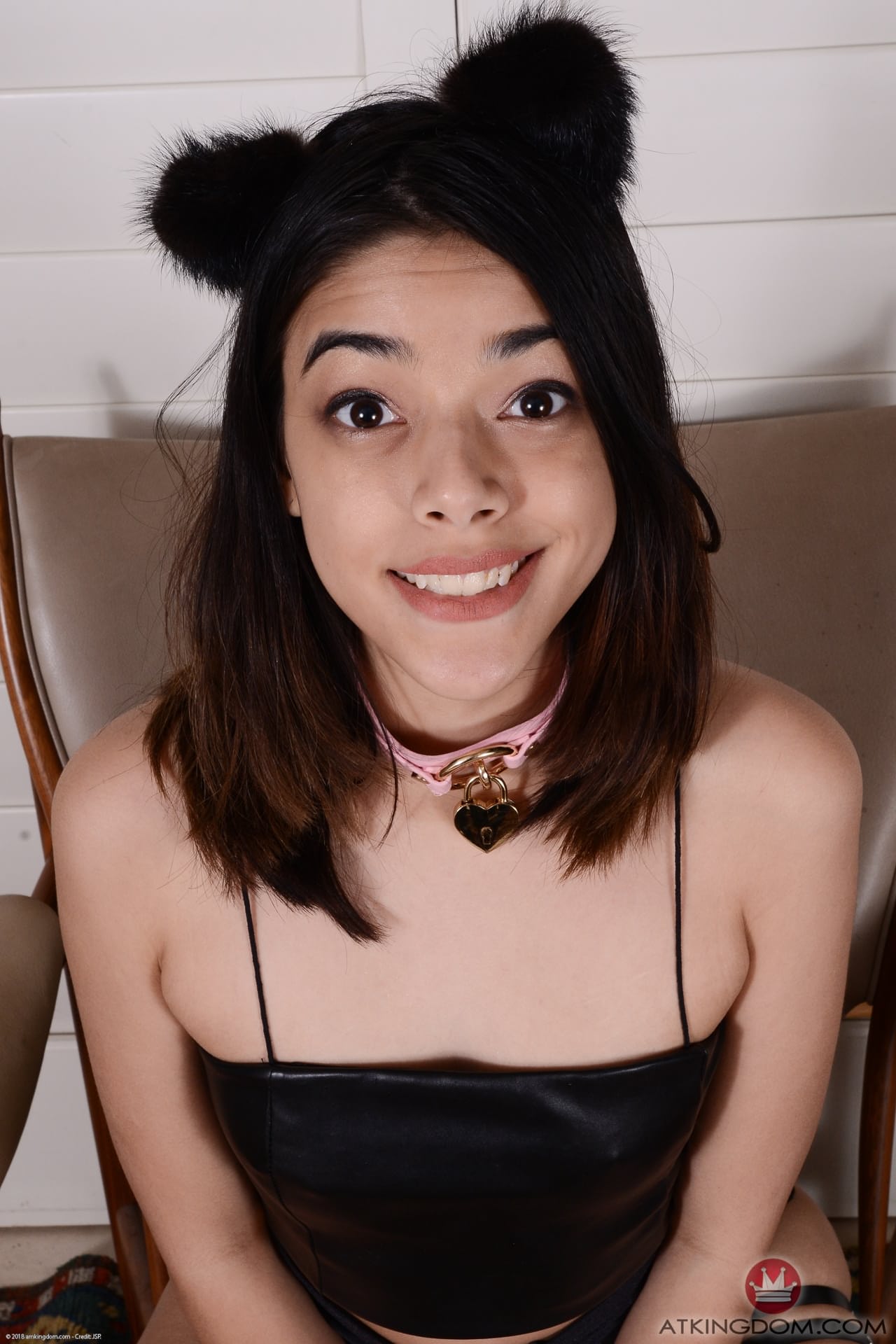 Die Sexy Newcomerin Harmony Wonder Präsentiert Ihre Rasierte Muschi Auf Einem Stuhl