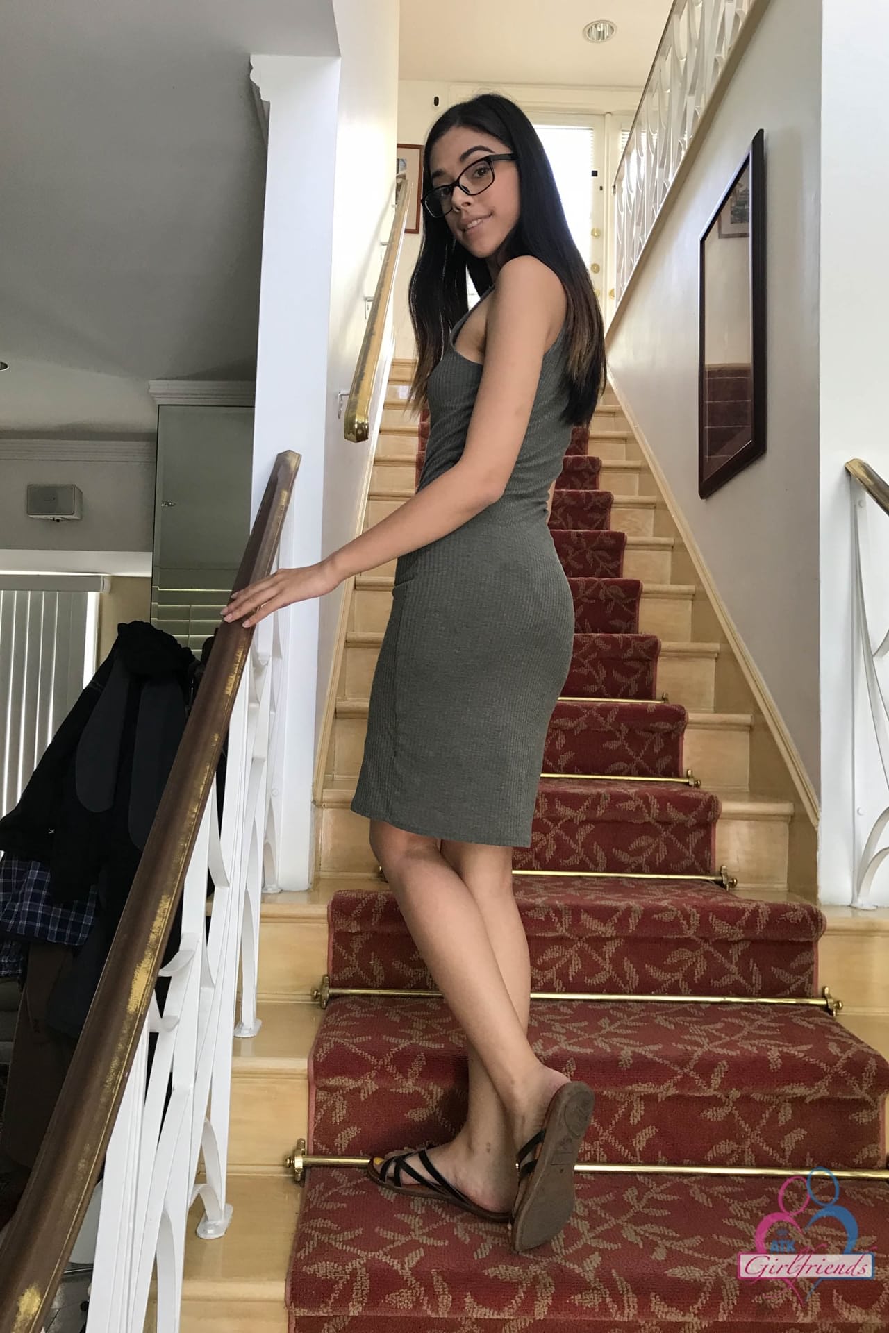 Die Nerdige, Schlanke Teenagerin Harmony Wonder Zieht Ihr Kleid Aus Und Wird Mit Sperma In Der Vagina Besamt