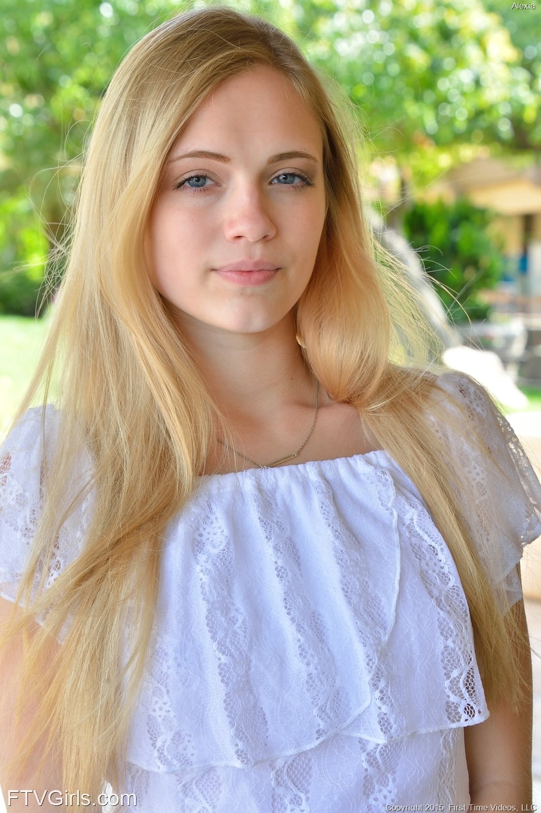 Die Goldhaarige Anfängerin Alexia Zieht Sich Im Bett Nackt Aus Und Verwöhnt Ihre Eigenen Zehen