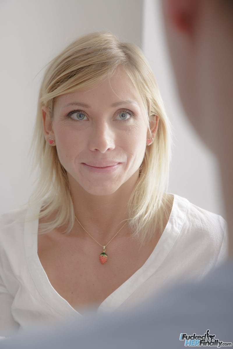 Die Blonde Schönheit Vera Mit Den Kleinen Brüsten Genießt Eine Massage Vor Dem Hardcore-Sex