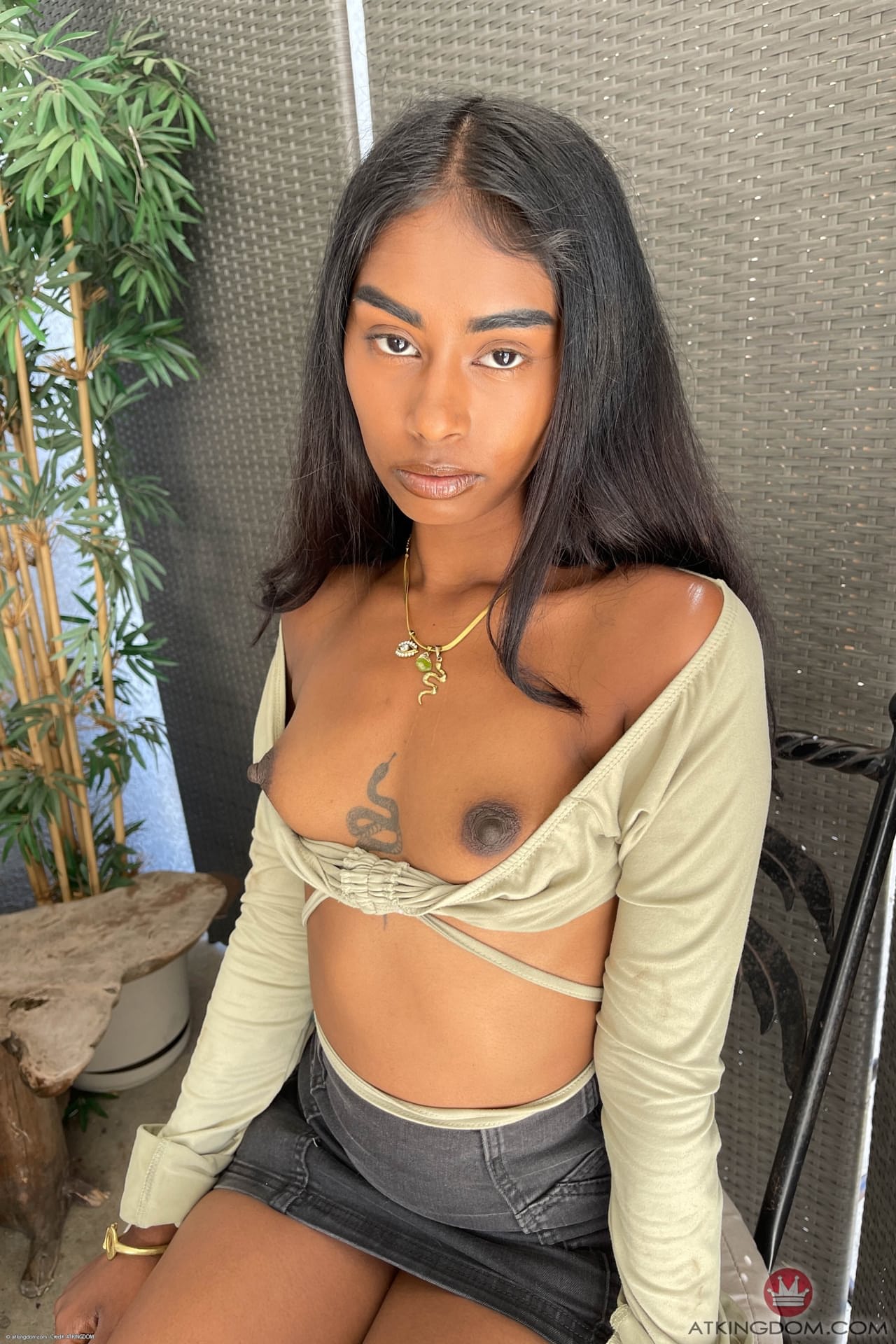 Die Zierliche Teenagerin Fae Love Zeigt Ihren Sexy Hintern Und Spreizt Ihre Rasierte Muschi