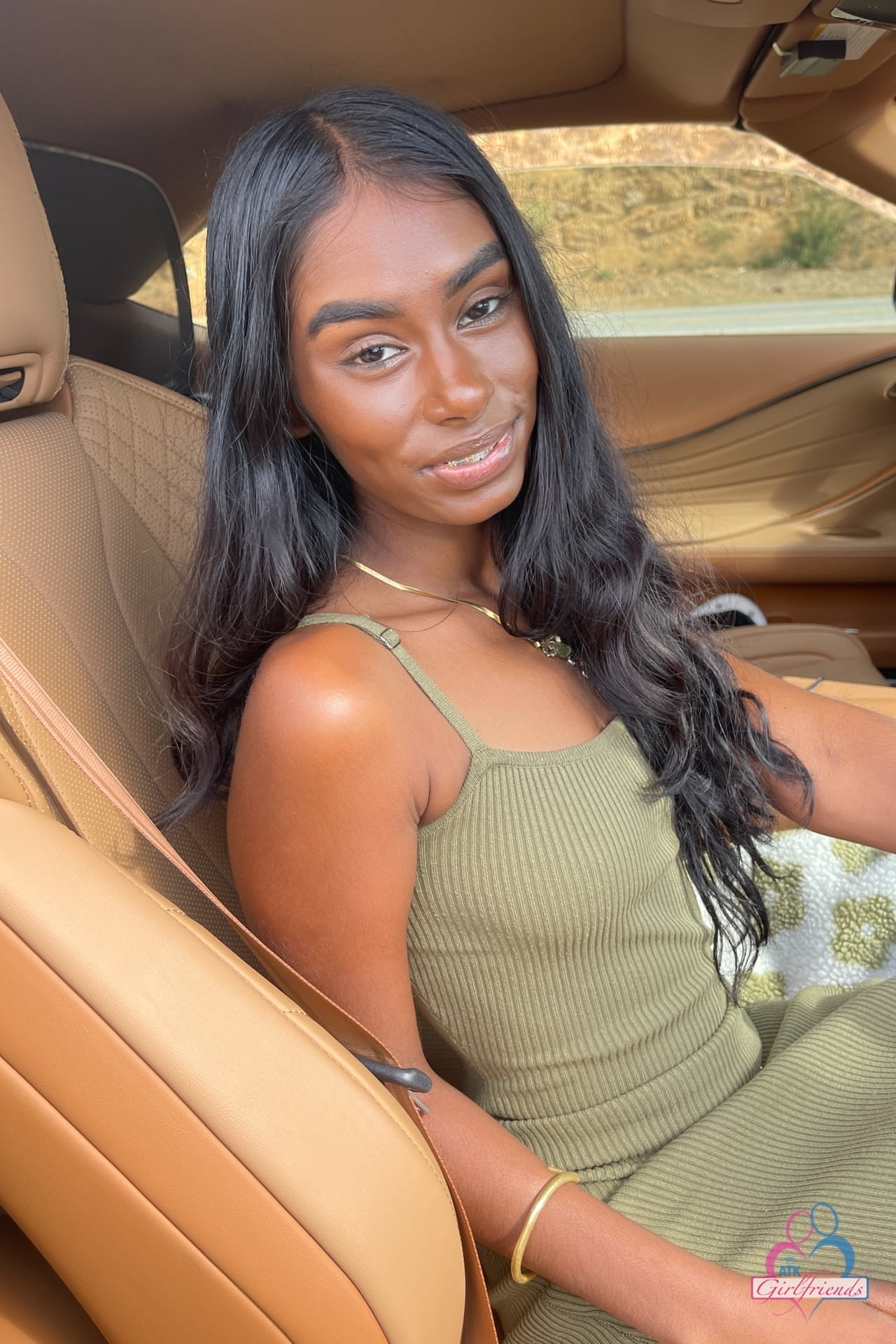 Die Dunkelhaarige Amateurin Fae Love Zeigt In Einem Schlafzimmer Ihre Brüste Und Ihre Muschi