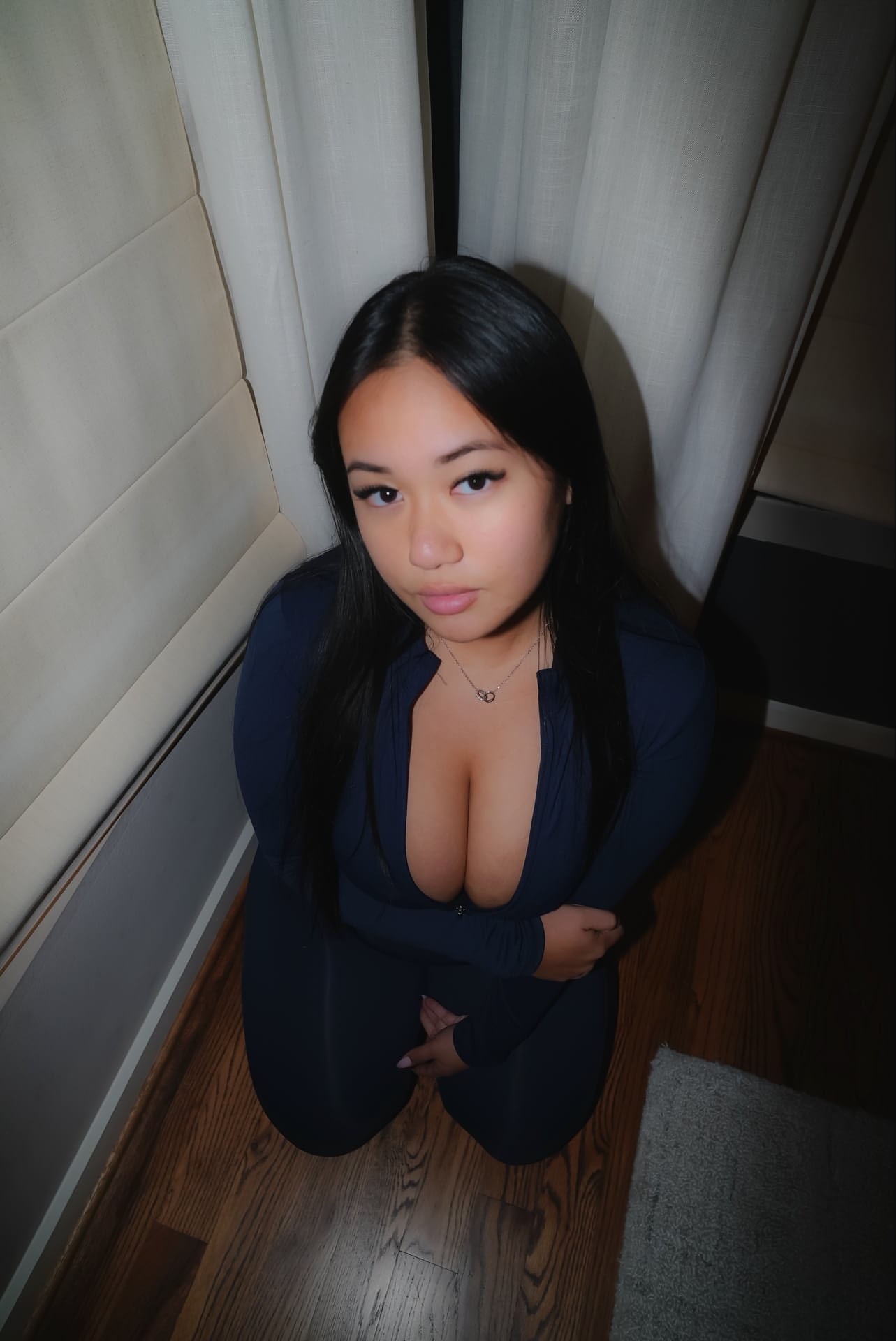 Ein Mädchen Mit Langen Haaren Posiert In Bikinis Und Dessous Bei Soloaufnahmen