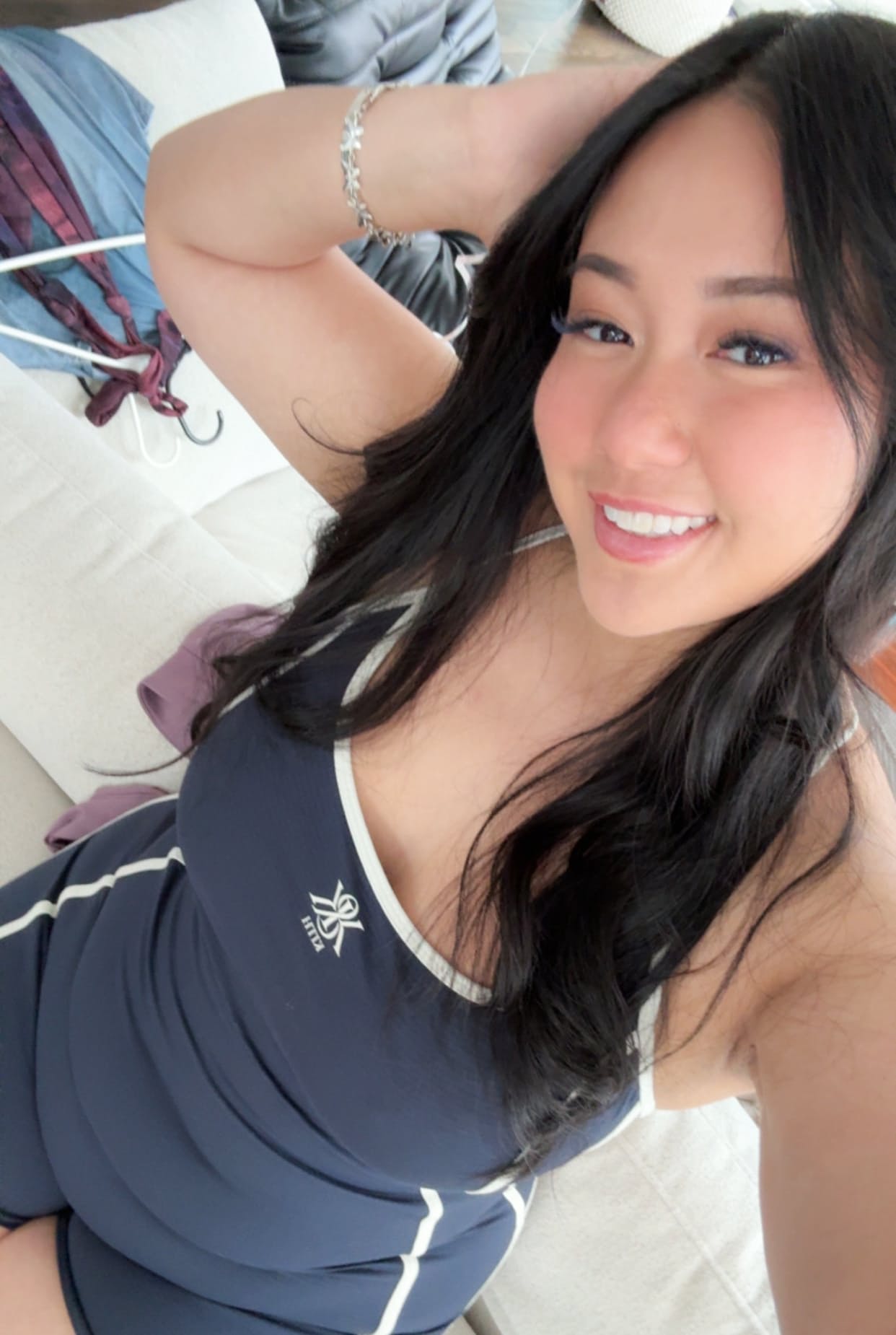 Ein Mädchen Mit Langen Haaren Posiert In Bikinis Und Dessous Bei Soloaufnahmen