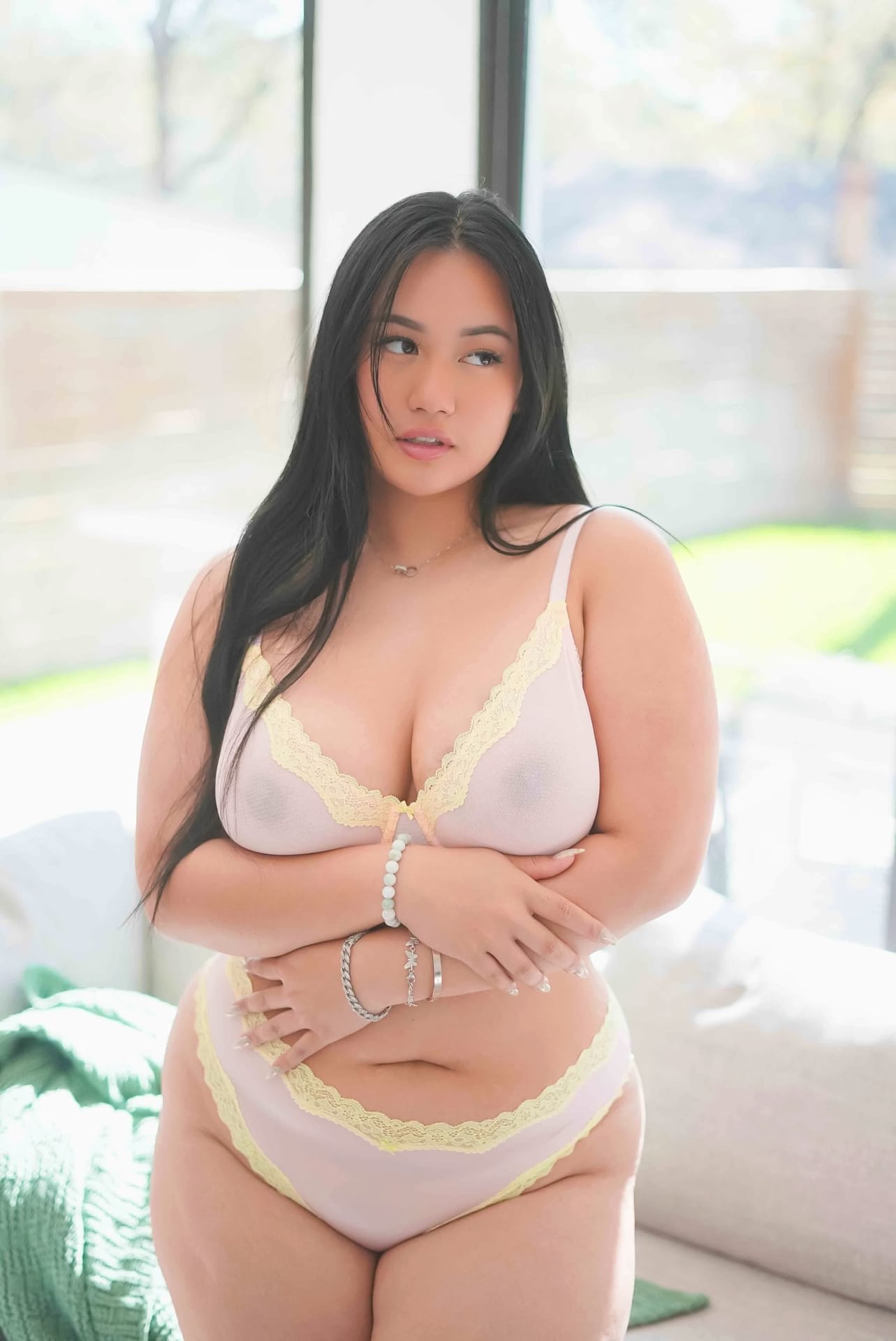 Ein Mädchen Mit Langen Haaren Posiert In Bikinis Und Dessous Bei Soloaufnahmen