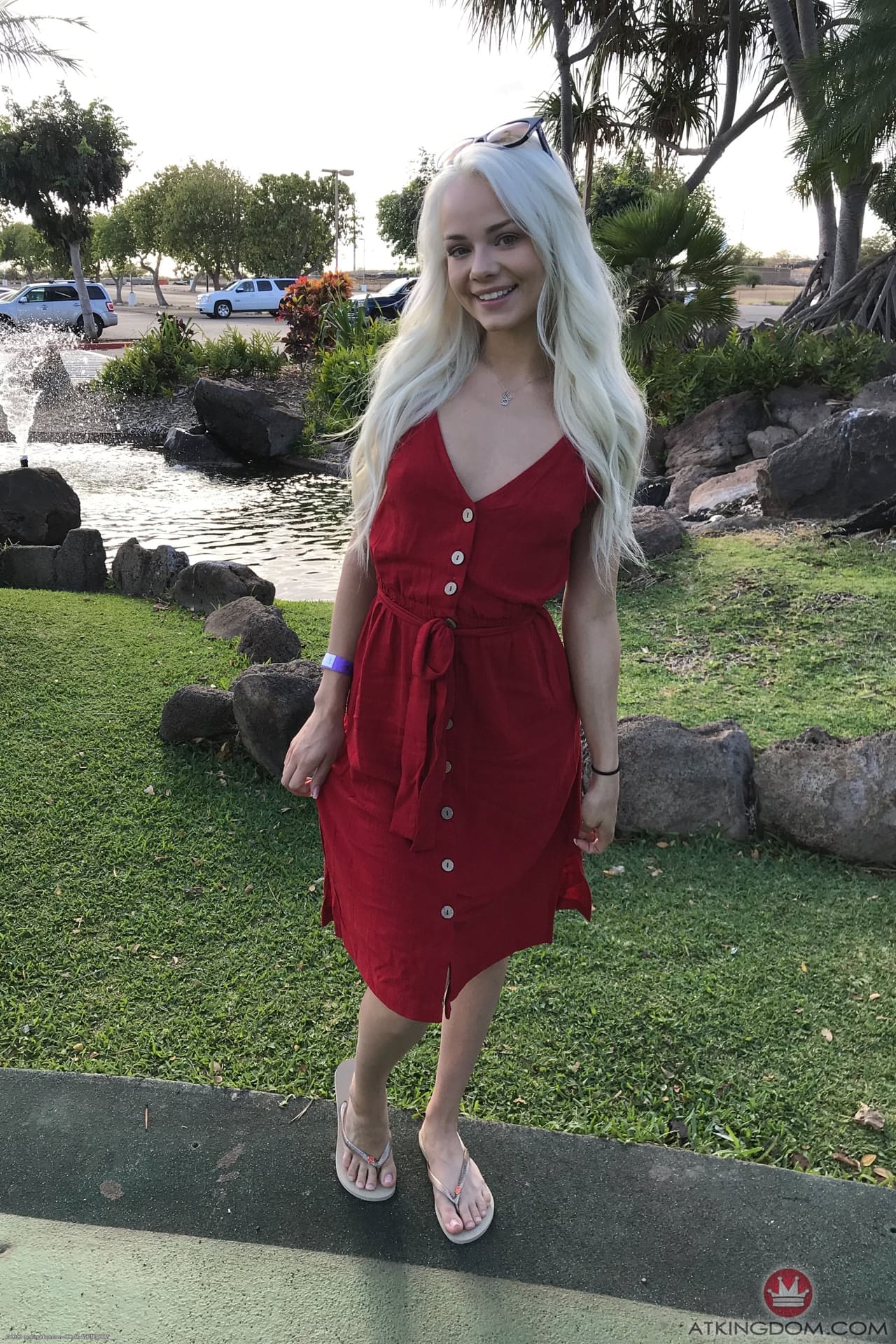 Die Schlanke Teenagerin Elsa Jean Zeigt Ihre Muschi Und Ihren Sexy Hintern An Verschiedenen Orten