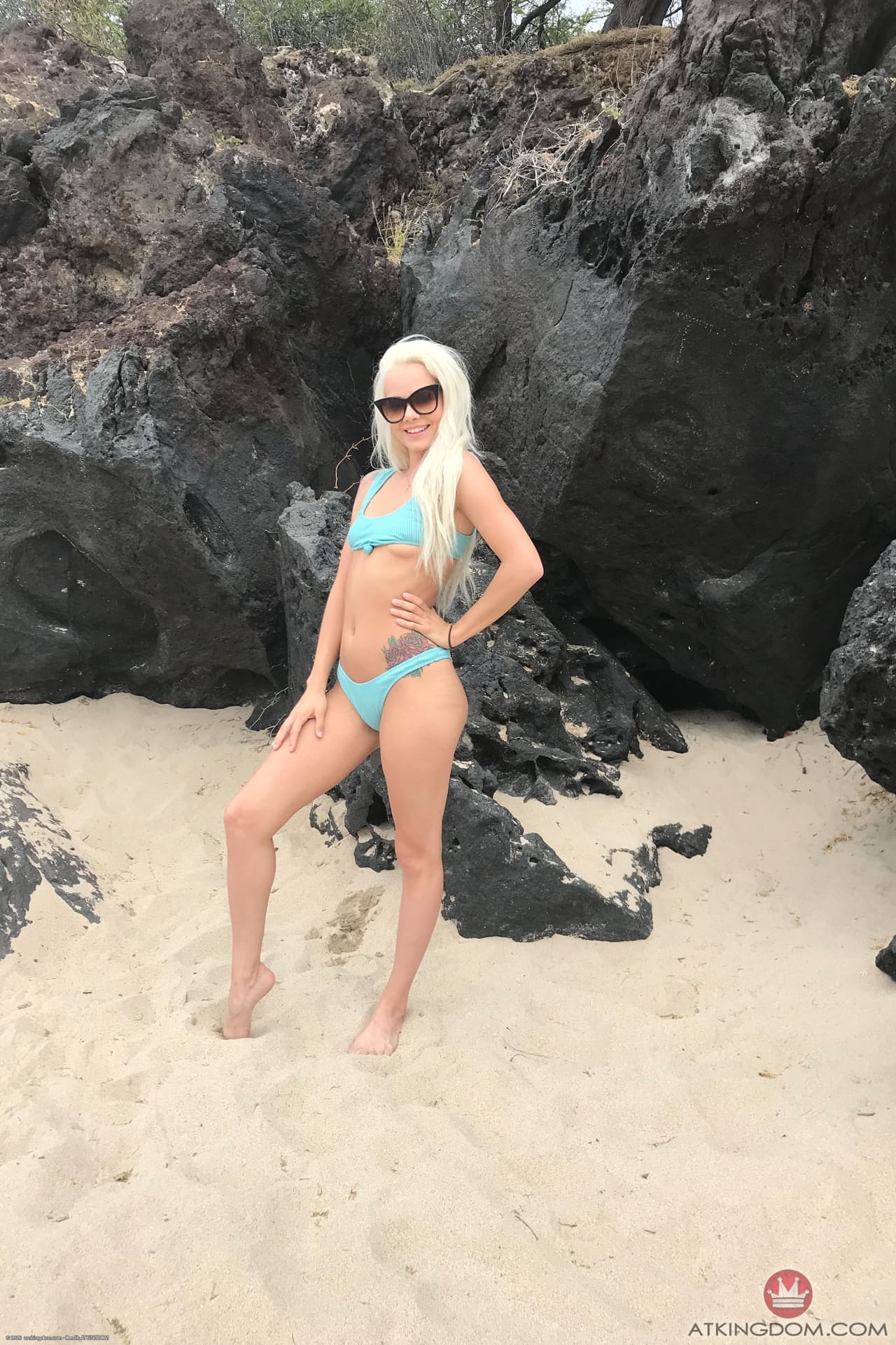 Die Schlanke Teenagerin Elsa Jean Zeigt Ihre Muschi Und Ihren Sexy Hintern An Verschiedenen Orten