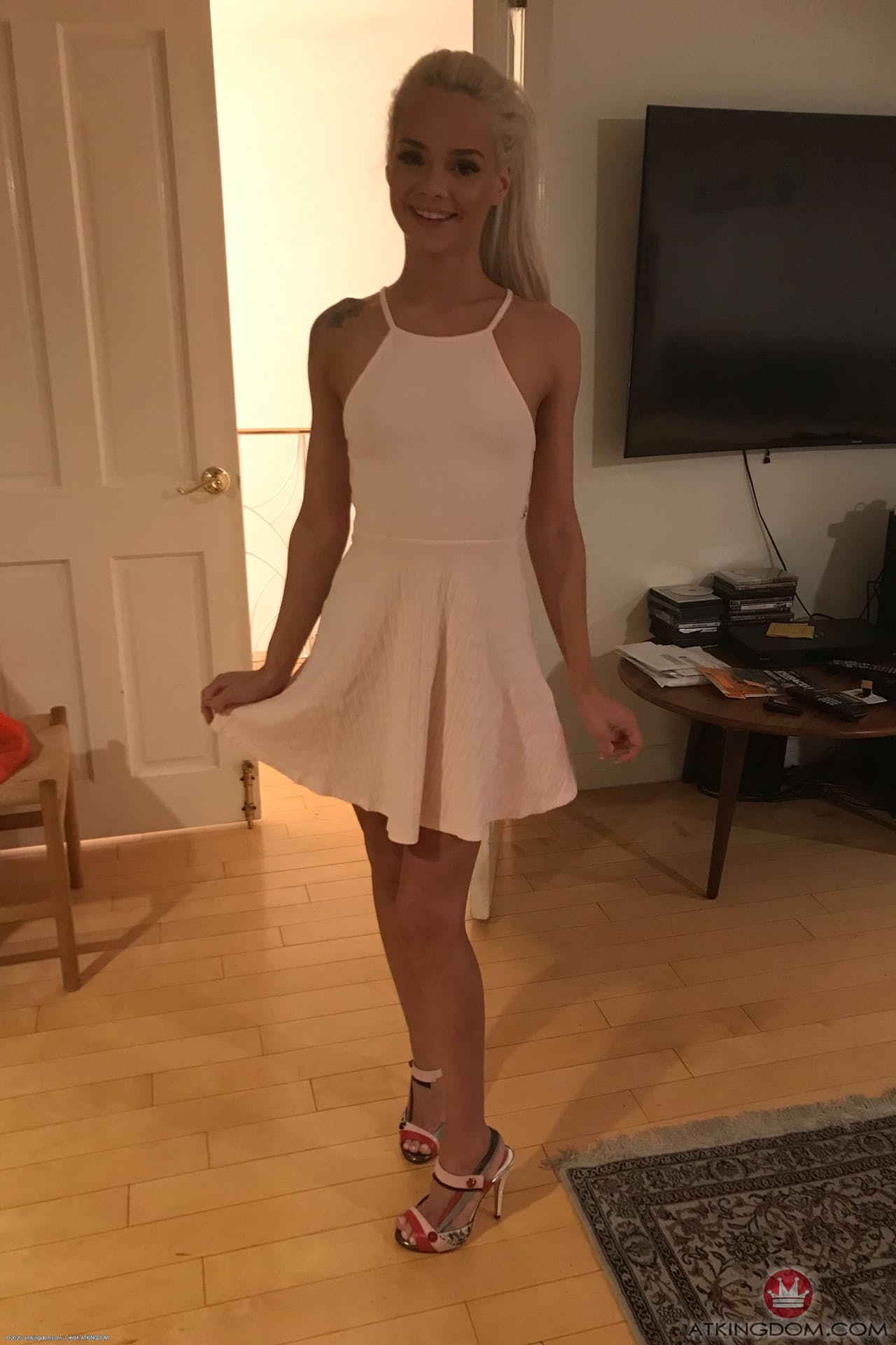 Die Bezaubernde Blonde Teenagerin Elsa Jean Zeigt Ihren Zierlichen Körper Am Strand