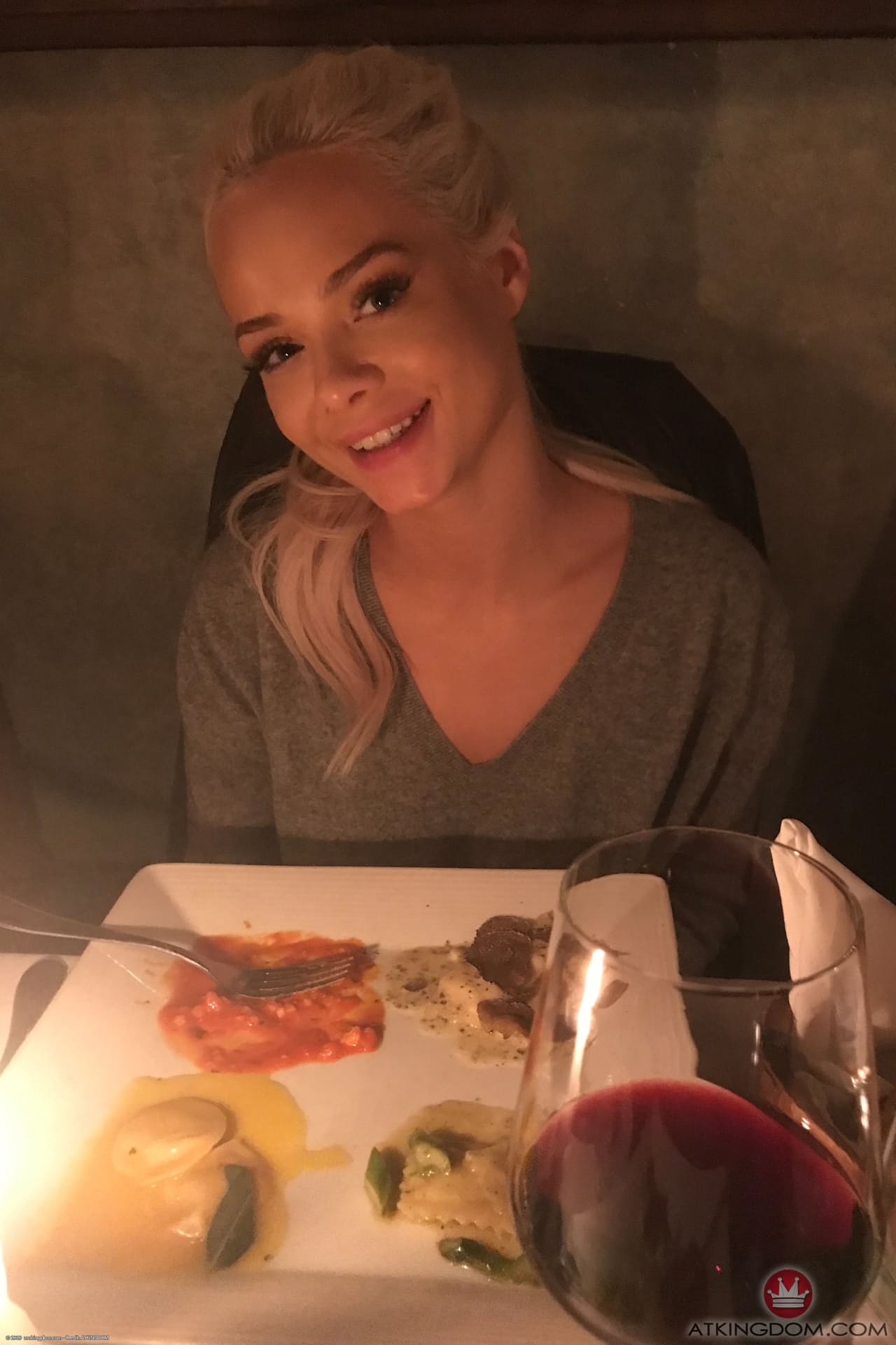 Die Bezaubernde Blonde Teenagerin Elsa Jean Zeigt Ihren Zierlichen Körper Am Strand