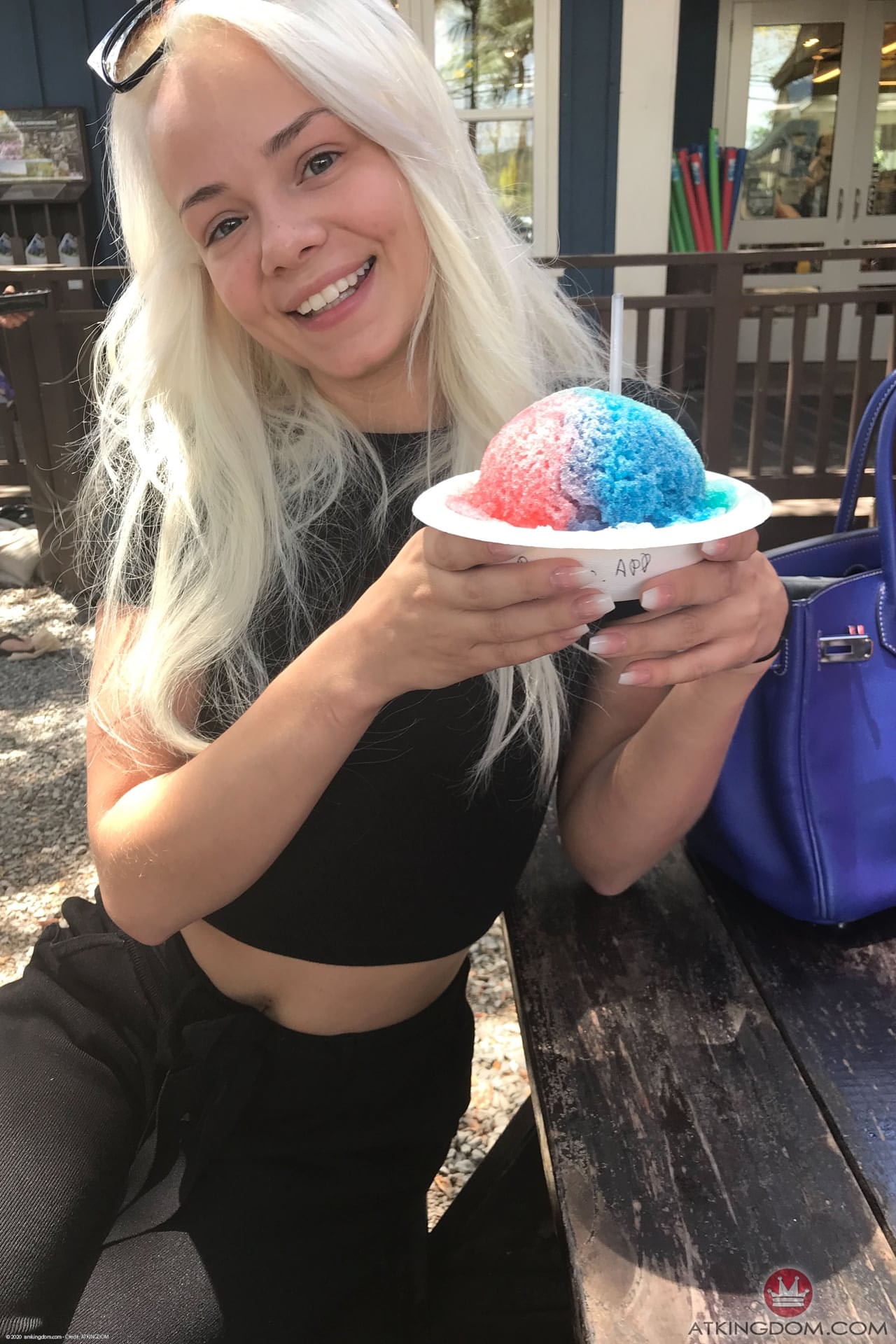 Die Bezaubernde Blonde Teenagerin Elsa Jean Zeigt Ihren Zierlichen Körper Am Strand