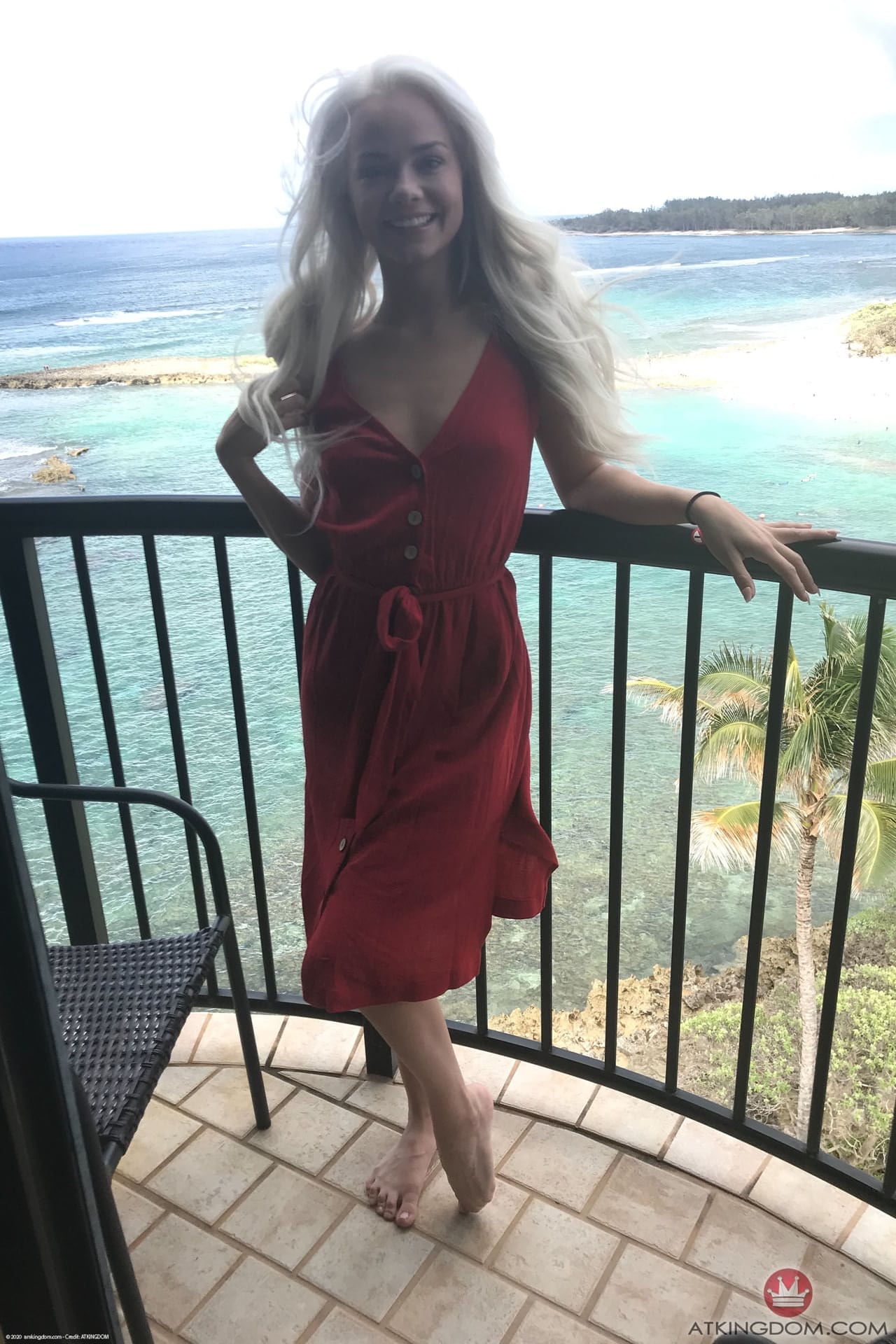 Die Bezaubernde Blonde Teenagerin Elsa Jean Zeigt Ihren Zierlichen Körper Am Strand