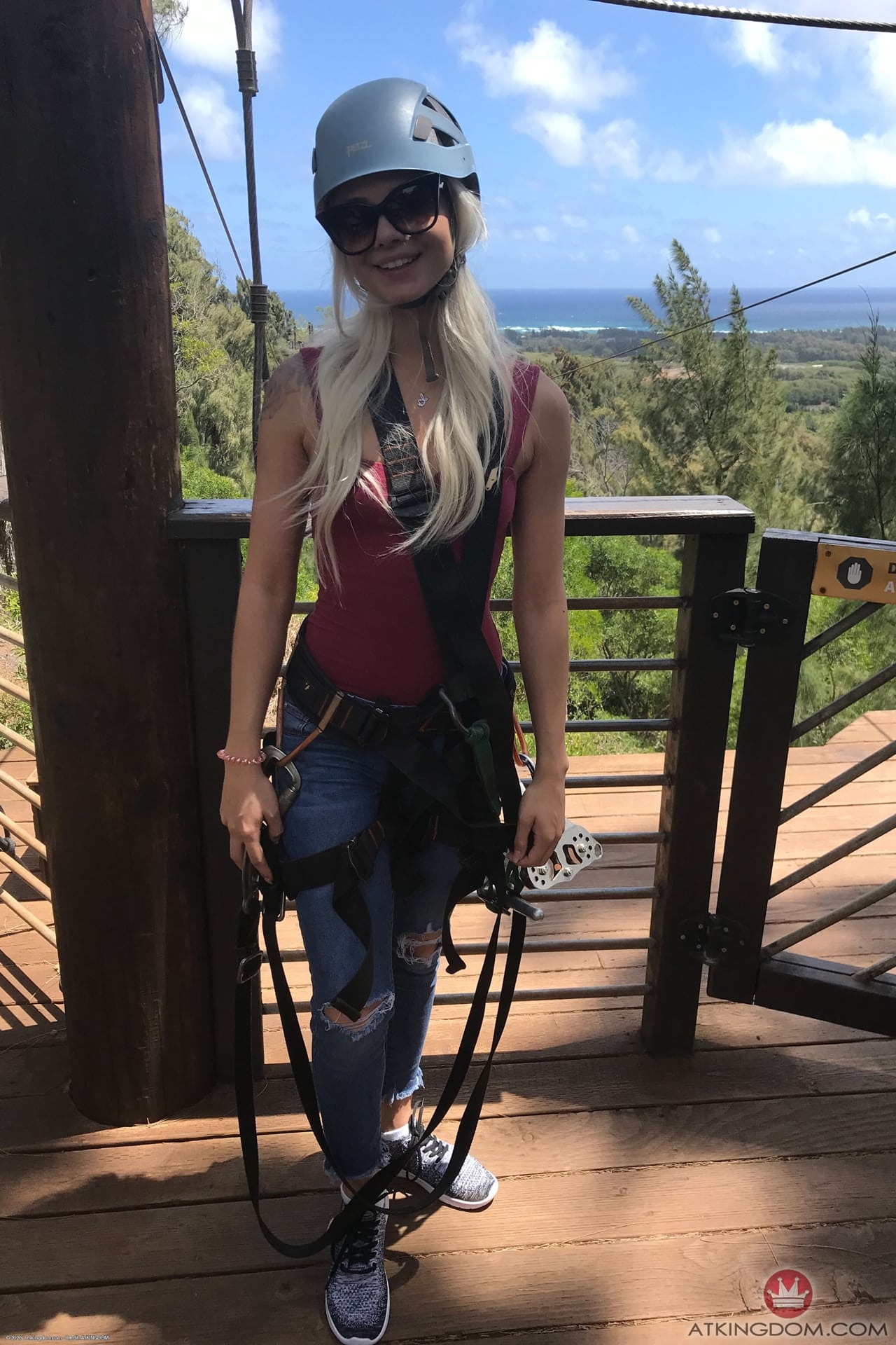 Die Bezaubernde Blonde Teenagerin Elsa Jean Zeigt Ihren Zierlichen Körper Am Strand