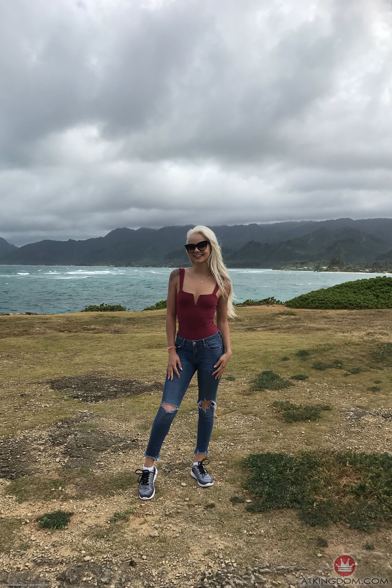 Die Bezaubernde Blonde Teenagerin Elsa Jean Zeigt Ihren Zierlichen Körper Am Strand