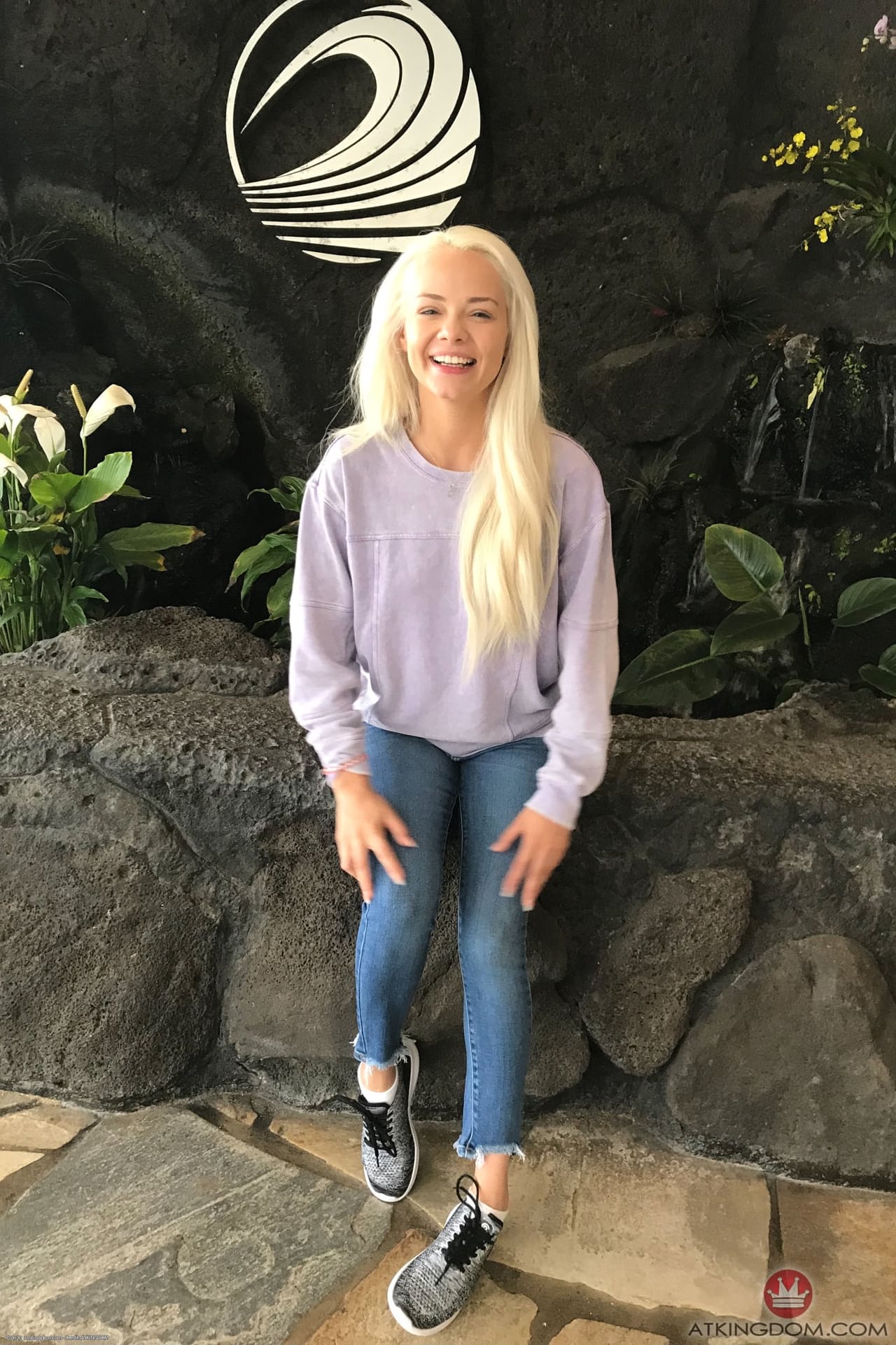 Die Bezaubernde Blonde Teenagerin Elsa Jean Zeigt Ihren Zierlichen Körper Am Strand