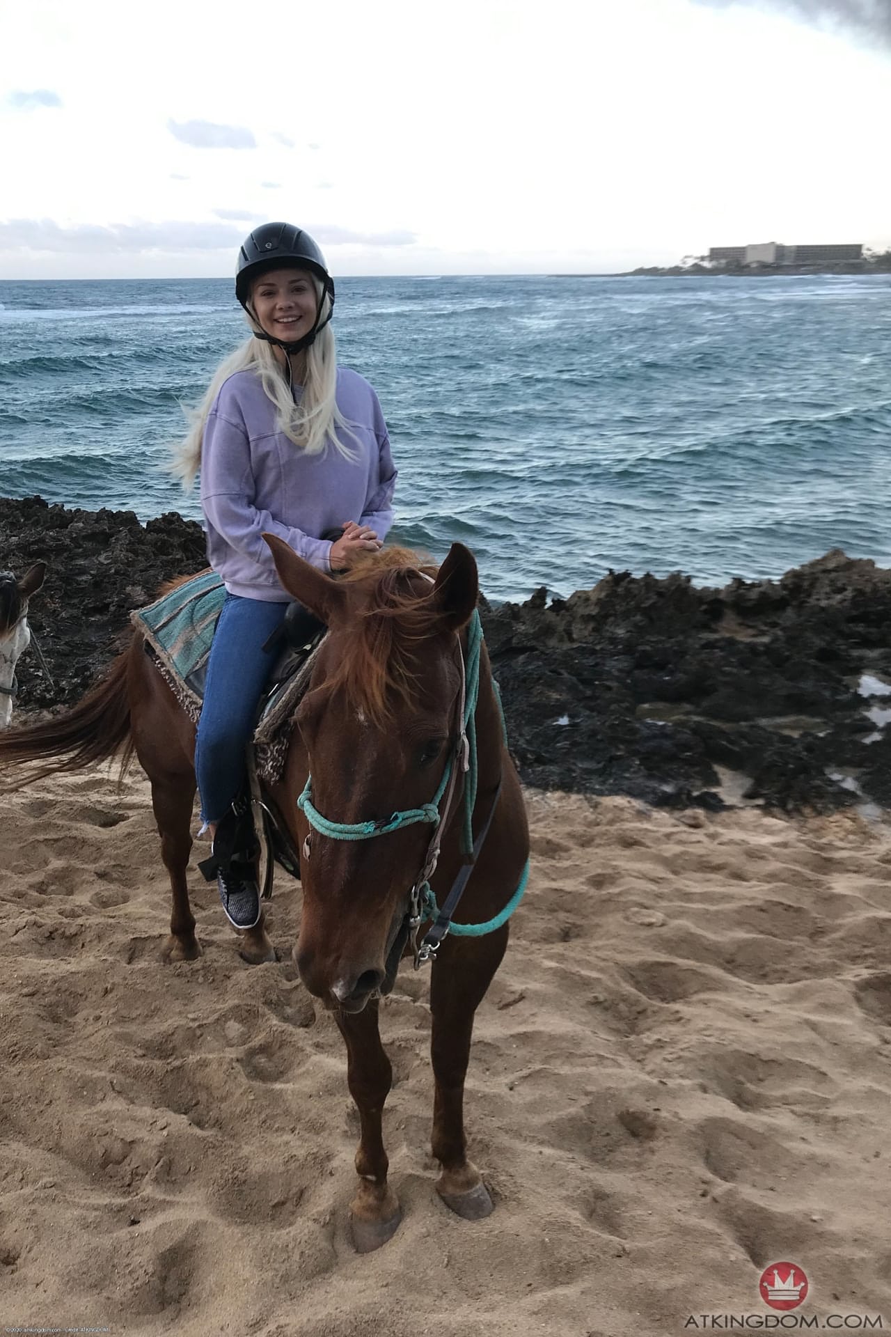 Die Bezaubernde Blonde Teenagerin Elsa Jean Zeigt Ihren Zierlichen Körper Am Strand