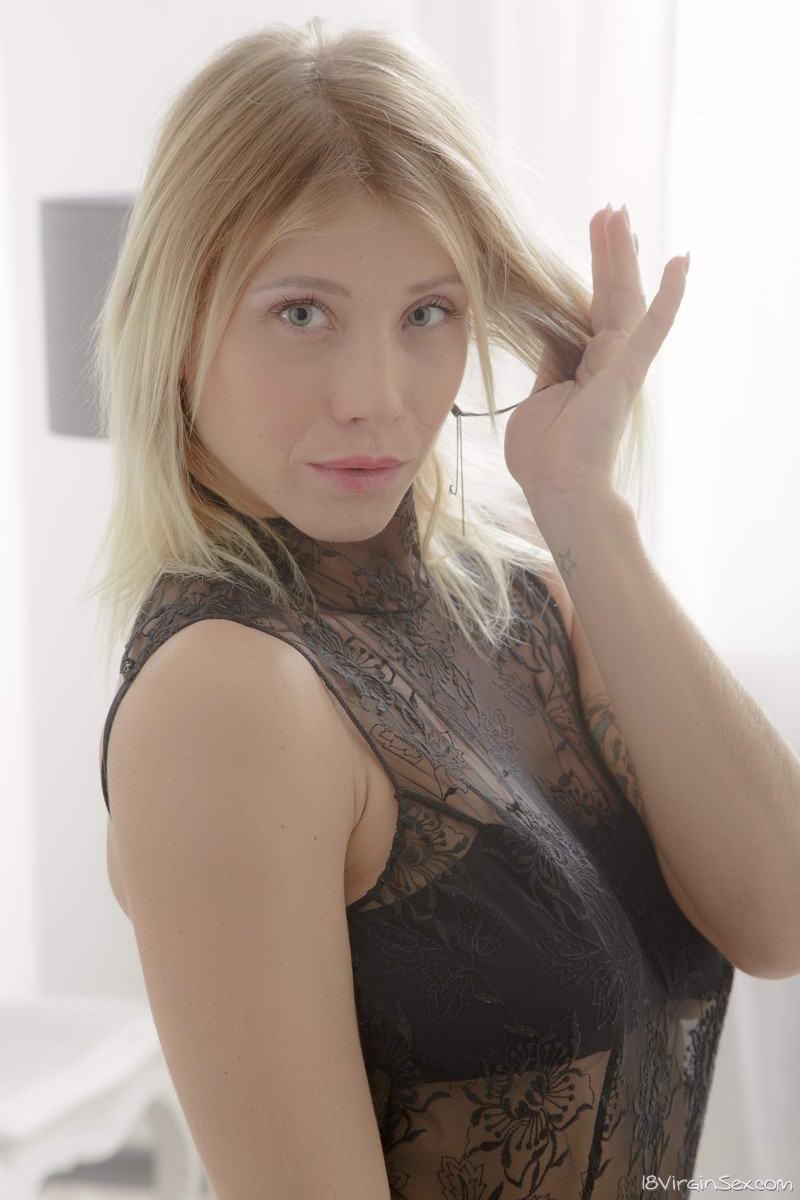 Die Natürlich Blonde Teenagerin Vera Verliert Beim Mmf-Sex Ihre Anale Jungfräulichkeit