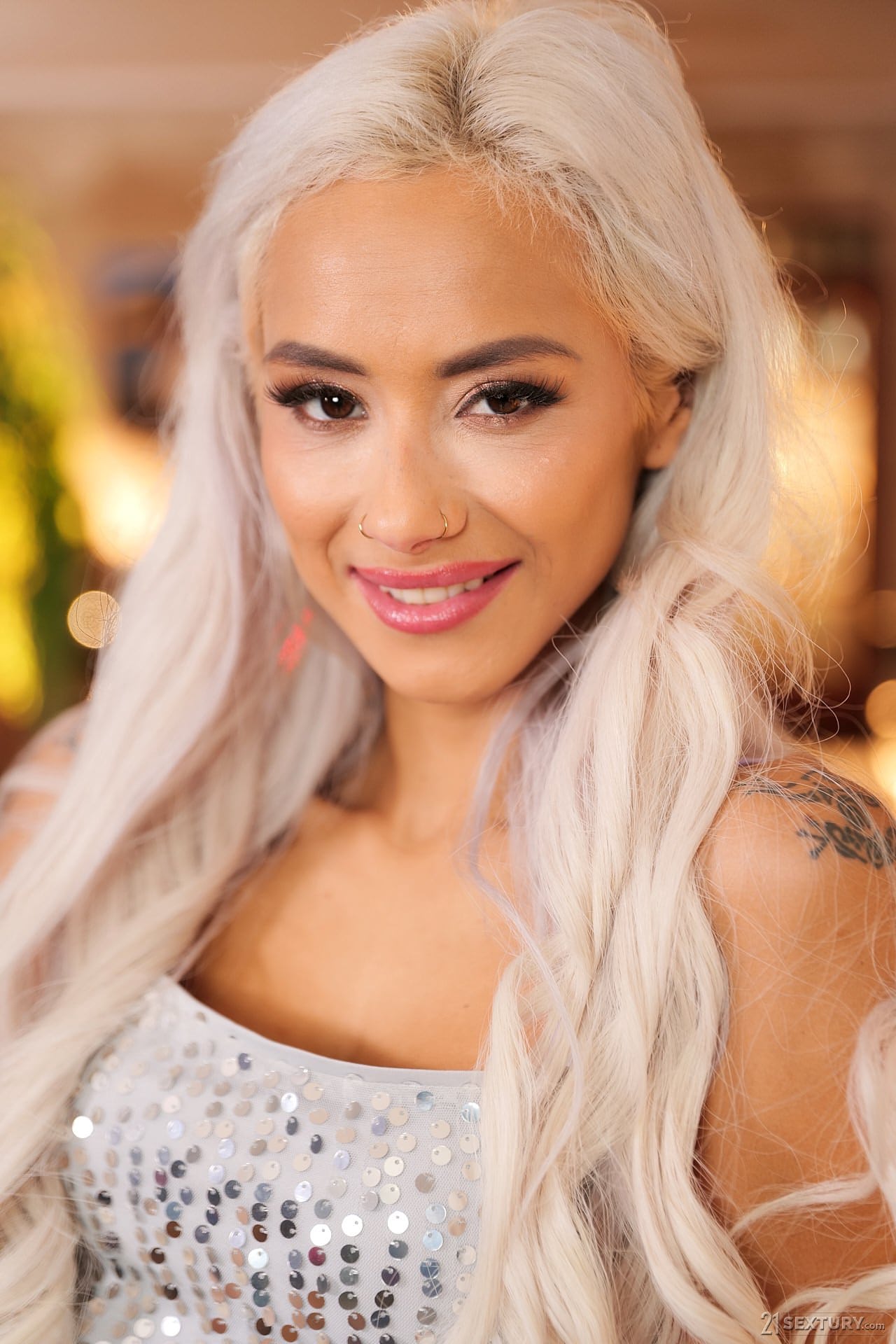 Die Sexy Latina Veronica Leal Lässt Sich Ihren Prallen Hintern In Der Hündchenstellung Nehmen