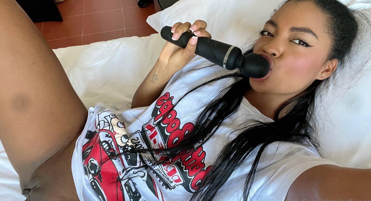 Die Sexy Amateurin Sofi Vega Zeigt Ihren Prallen Hintern Und Verwöhnt Ihre Saftige Muschi Mit Sexspielzeug