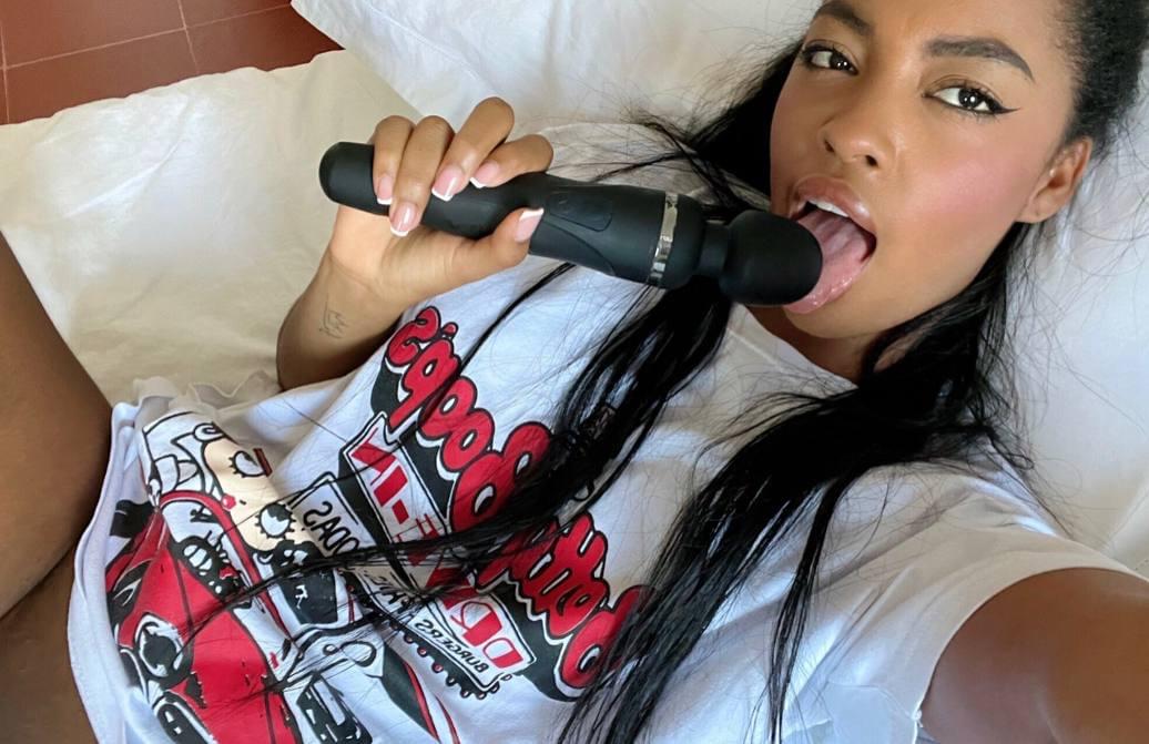 Die Sexy Amateurin Sofi Vega Zeigt Ihren Prallen Hintern Und Verwöhnt Ihre Saftige Muschi Mit Sexspielzeug