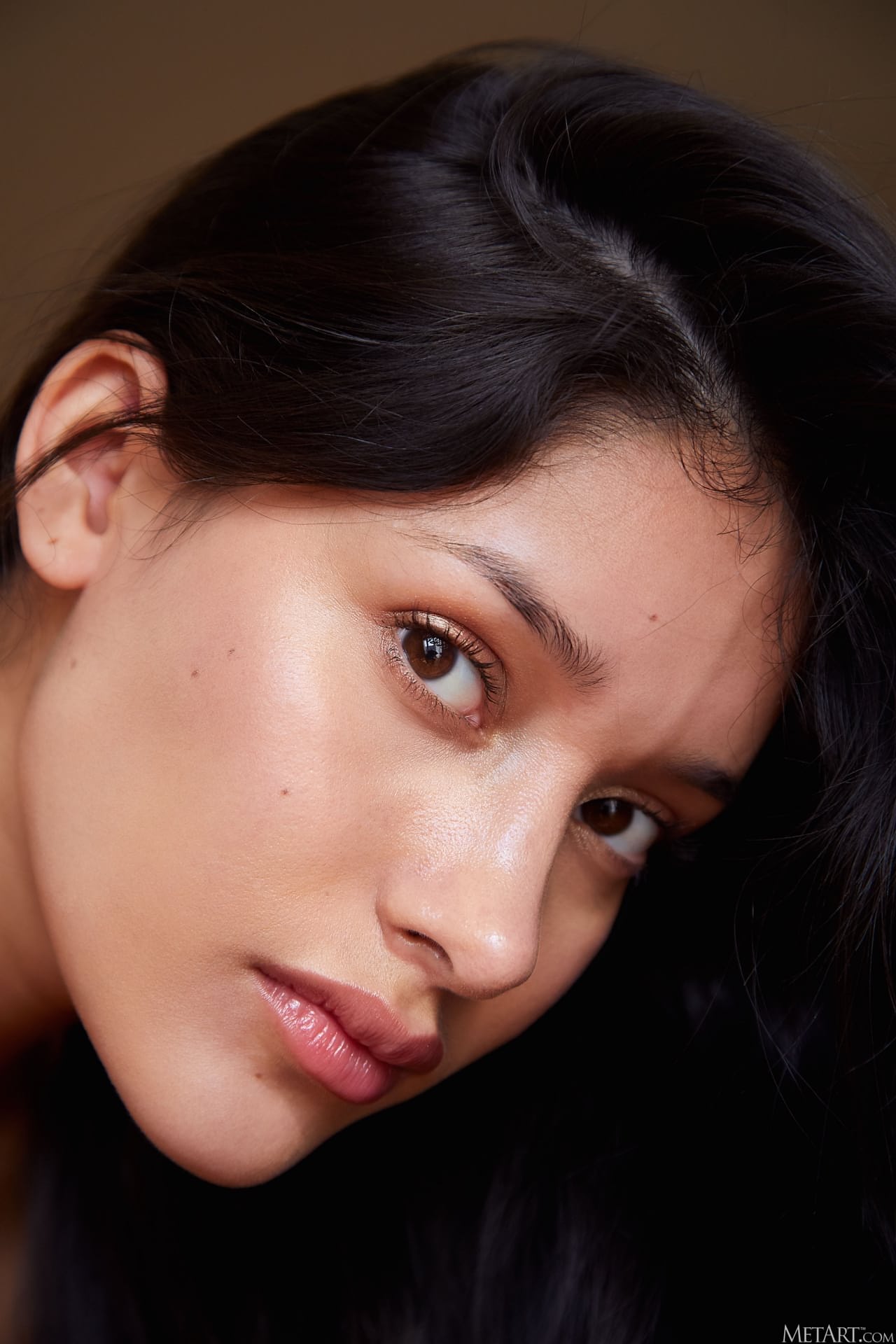 Die Dunkelhaarige Teenagerin Carolina Guerrero Zieht Sich Auf Einem Esstisch Komplett Aus