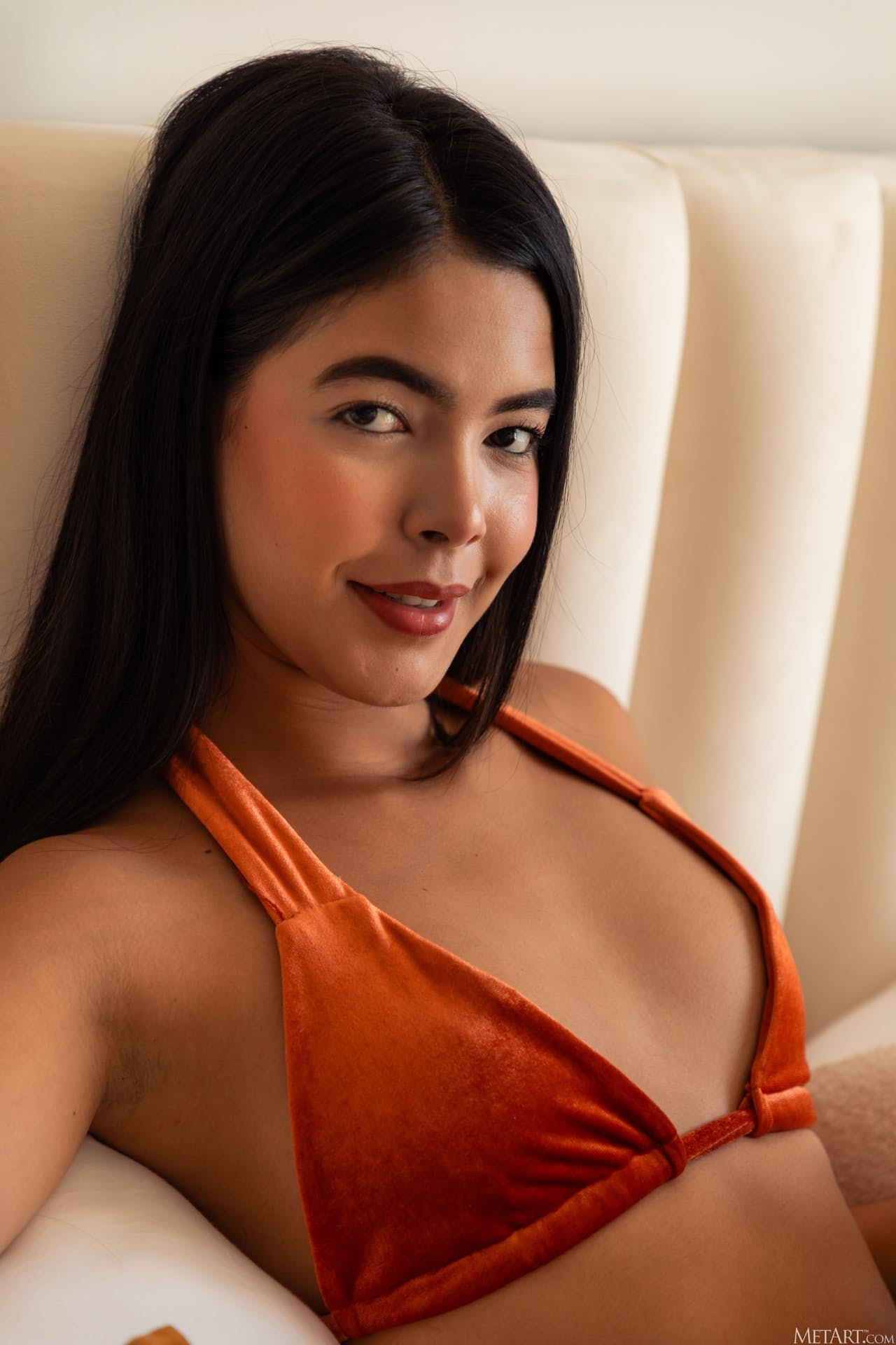 Eine Dunkelhaarige Teenagerin Zieht Ihre Sexy Dessous Aus Und Liegt Nackt Auf Dem Bett