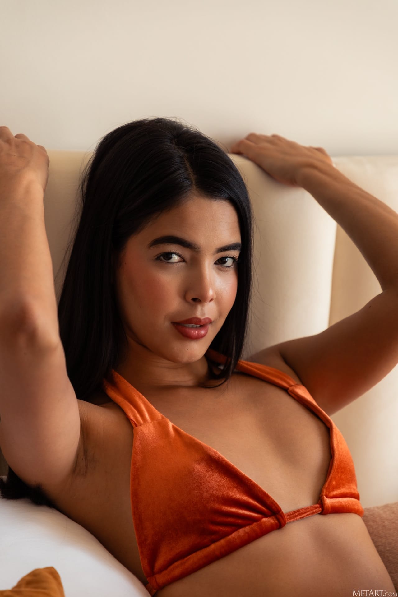 Eine Dunkelhaarige Teenagerin Zieht Ihre Sexy Dessous Aus Und Liegt Nackt Auf Dem Bett