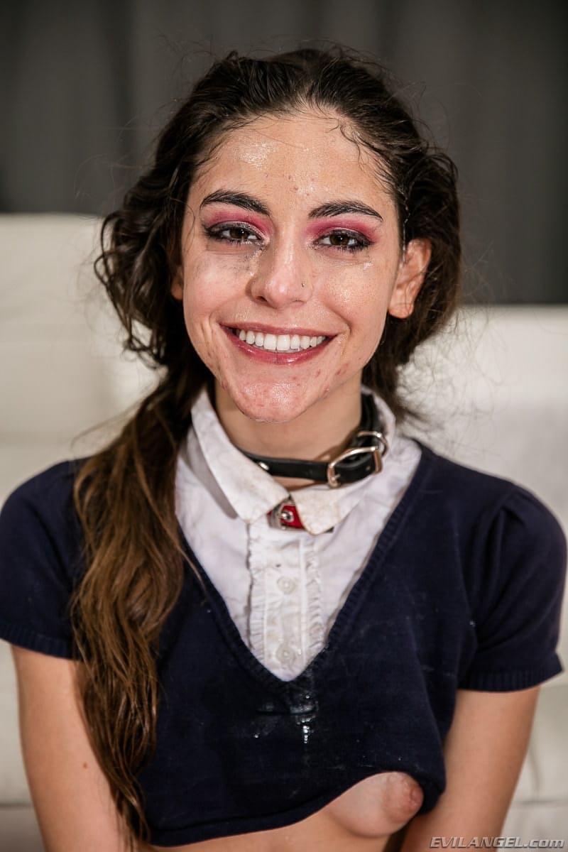 Die Zierliche Arielle Faye Umschließt Mit Ihrem Großen Mund Einen Großen Schwanz Und Bekommt Eine Ordentliche Gesichtsbesamung