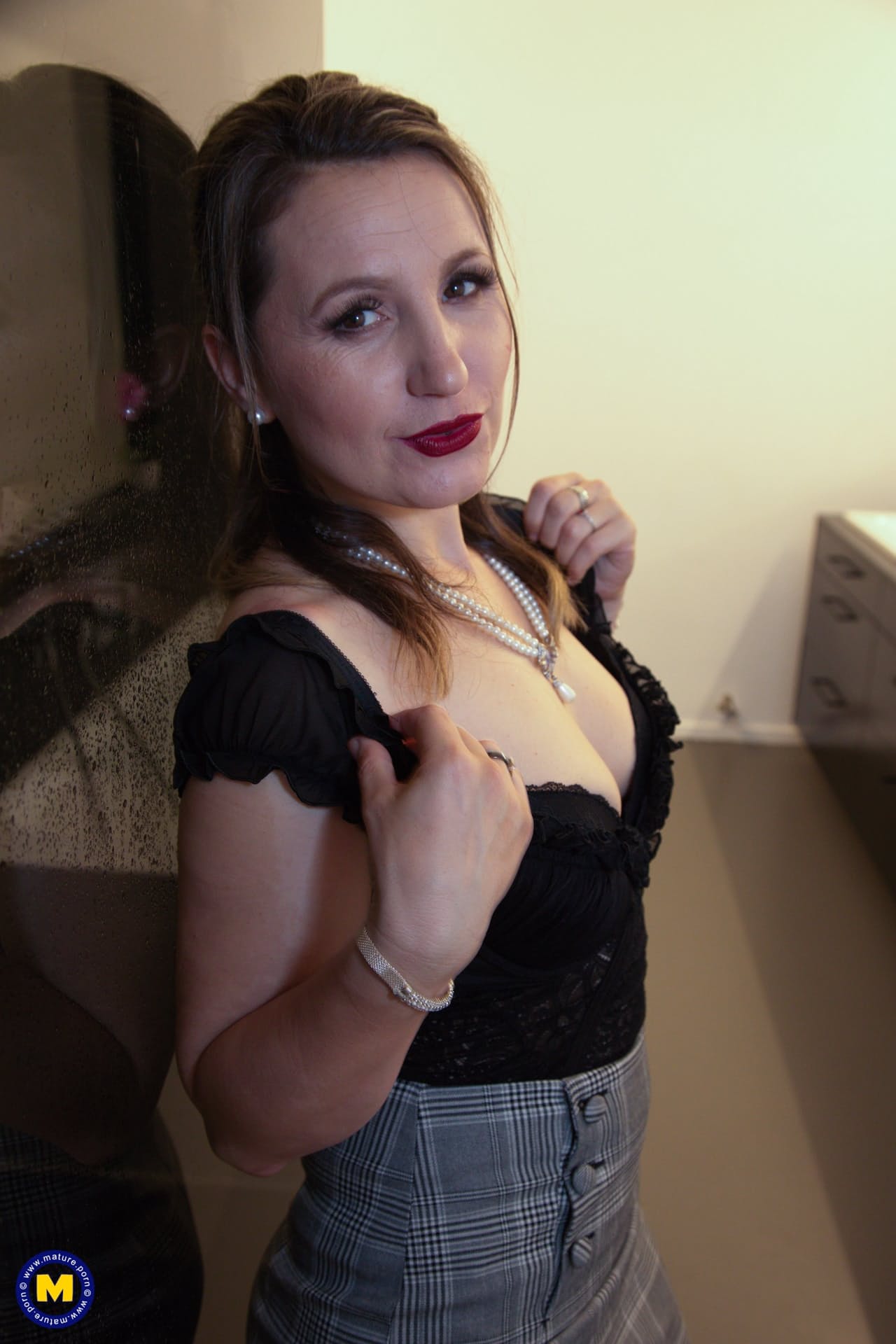 Die Sexy Milf Olga Love Entblößt Ihre Brüste Und Ihren Runden Hintern, Bevor Sie Ihre Muschi Streichelt