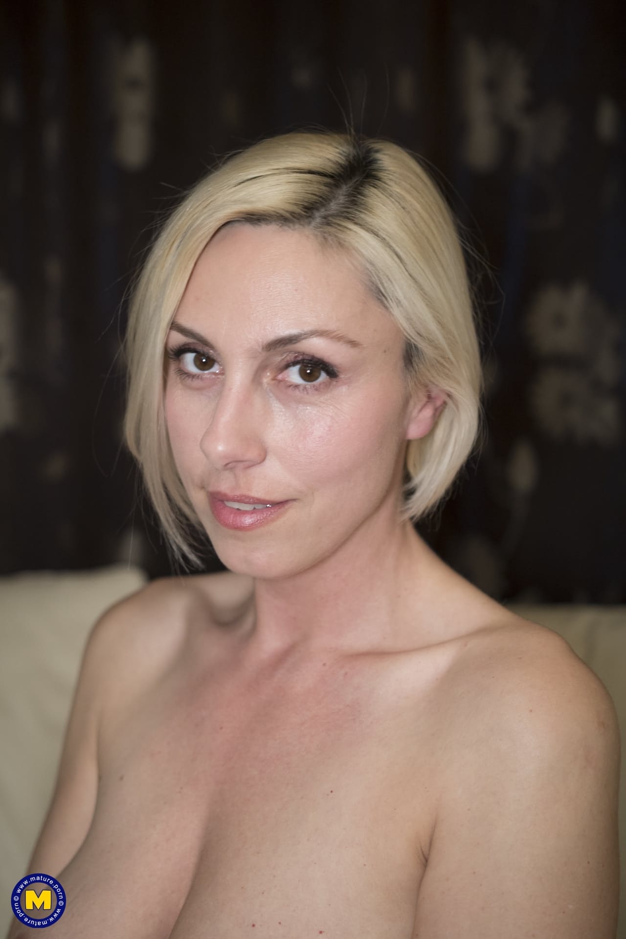 Die Blonde Amateurin Eva Black Zeigt Ihre Heißen Brüste Und Wird Hart Durchgenommen