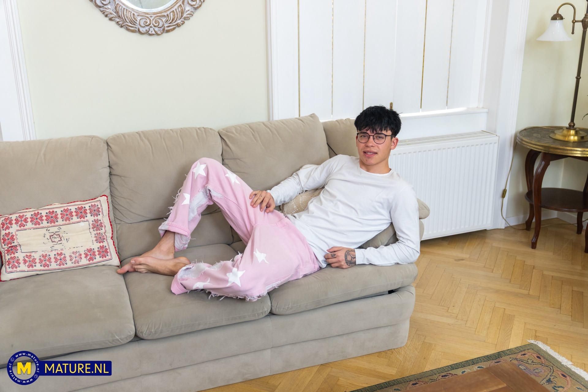 Eine Amateur-Oma Wird Während Eines Soloauftritts Von Ihrem Jungen Stiefsohn Umarmt
