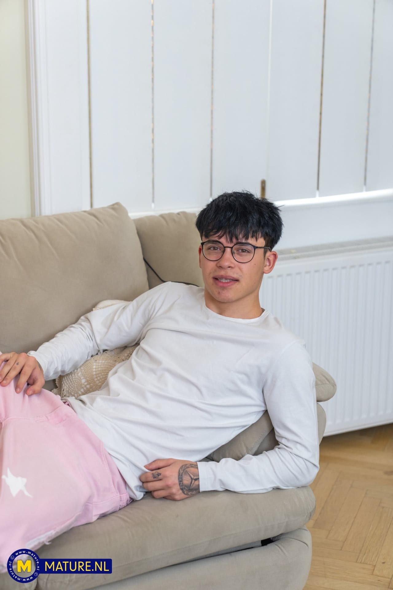 Eine Amateur-Oma Wird Während Eines Soloauftritts Von Ihrem Jungen Stiefsohn Umarmt