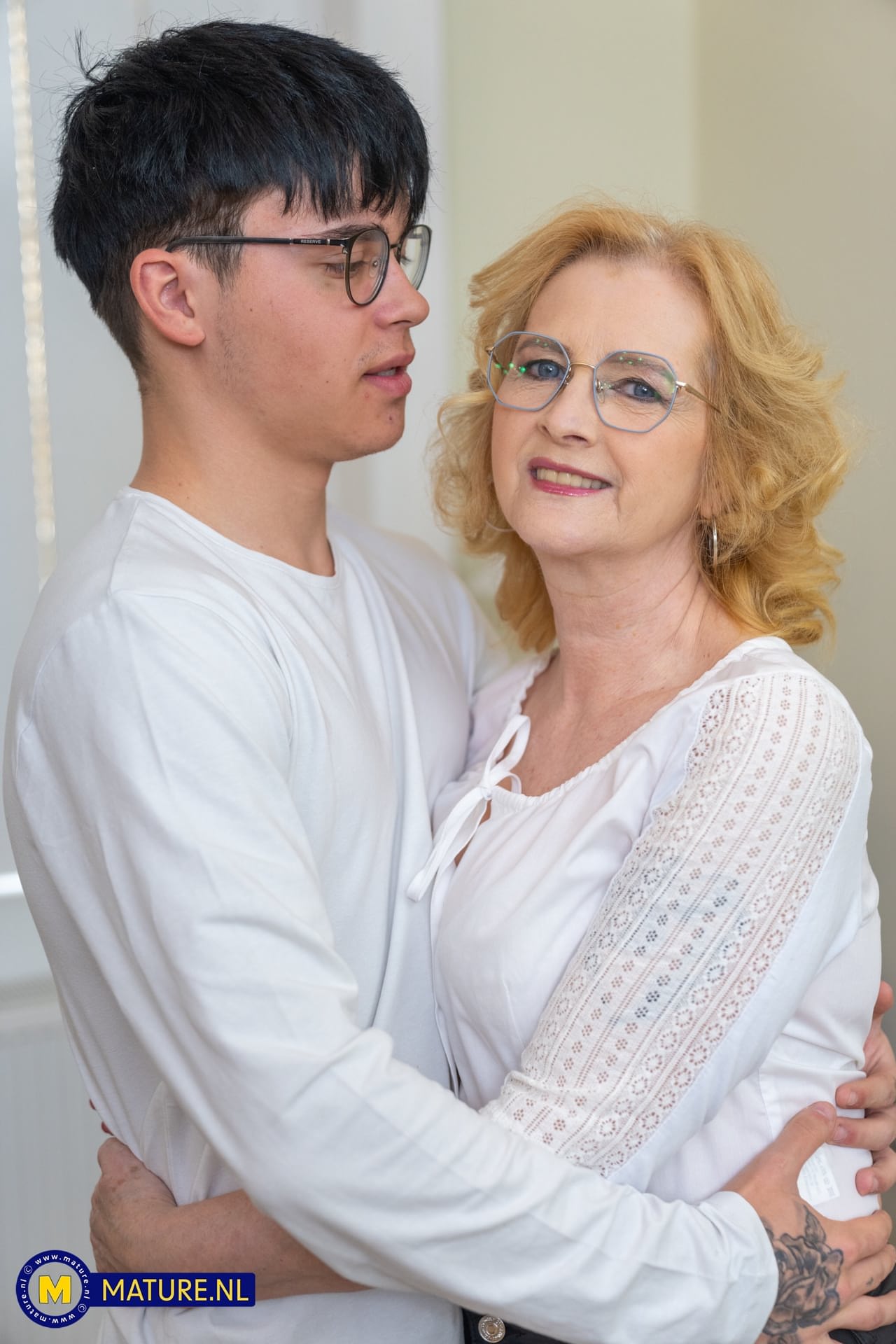 Eine Amateur-Oma Wird Während Eines Soloauftritts Von Ihrem Jungen Stiefsohn Umarmt