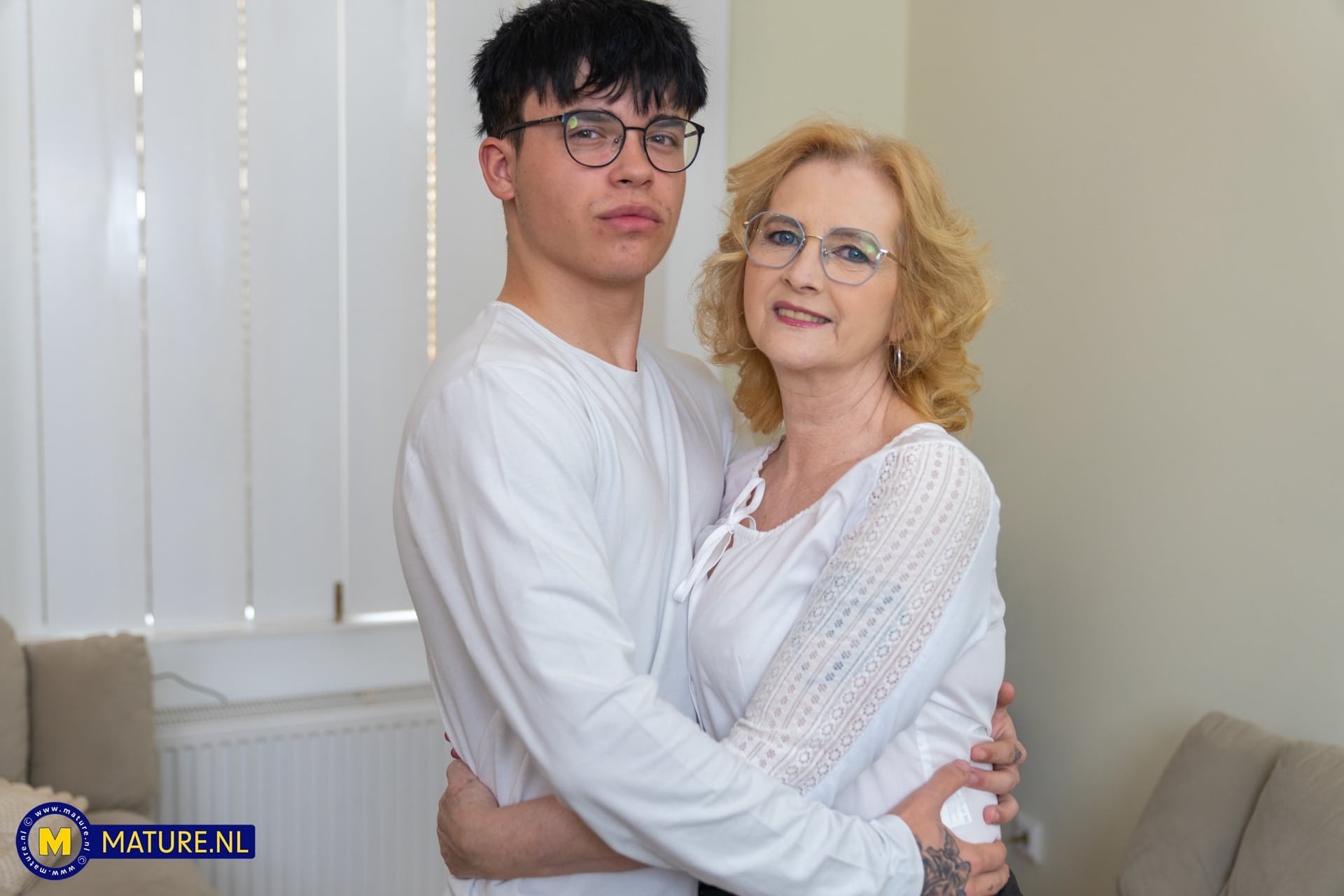 Eine Amateur-Oma Wird Während Eines Soloauftritts Von Ihrem Jungen Stiefsohn Umarmt